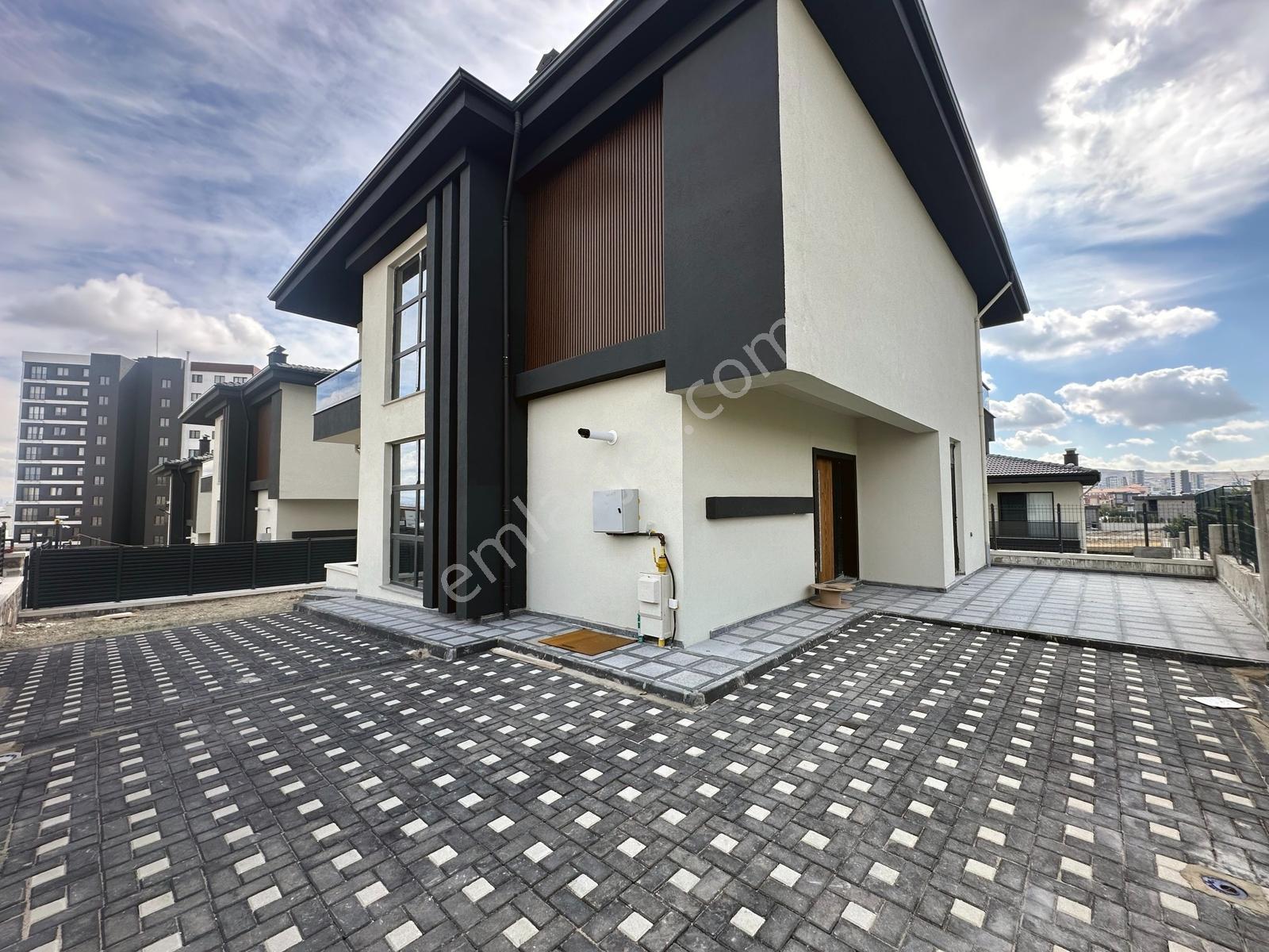 Irmak Emlak - Yerden Isıtmalı,iskanlı,geniş Bahçeli 5+2 Villa