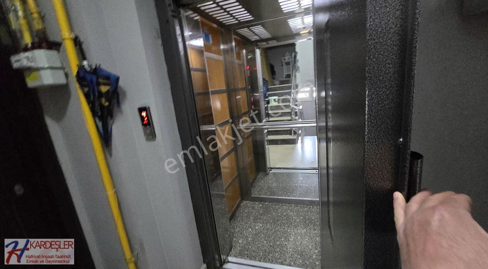 Elperek Mah.elbirlik Okuluna Yakın Asansörlü Manzaralı Daire - Görsel 15
