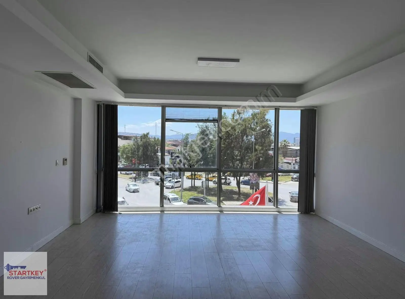 Çiçek Plazada Satılık Ofis