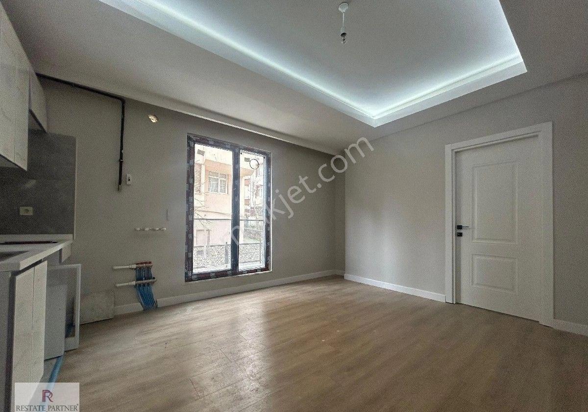 Merdivenköy Merkezi Konumda Kiralık 1+1 - Görsel 2