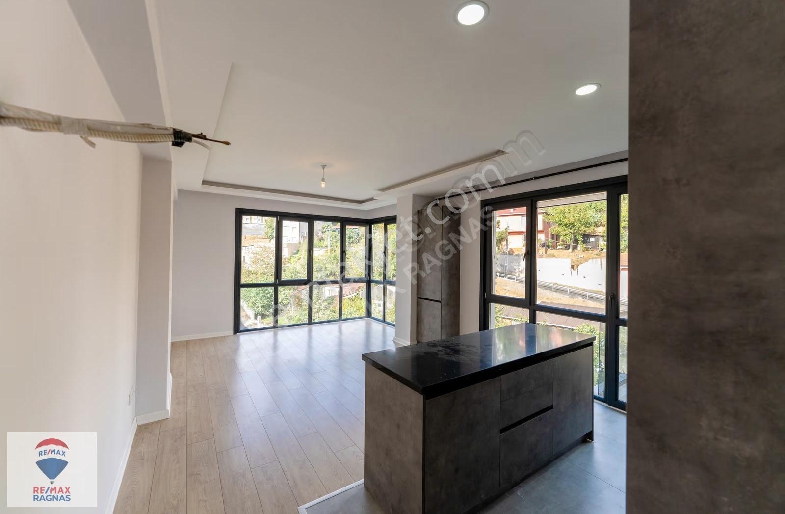 Çengelköy'de Sitede 2+1 95m² Balkonlu Köşe Satılık Daire - Görsel 2