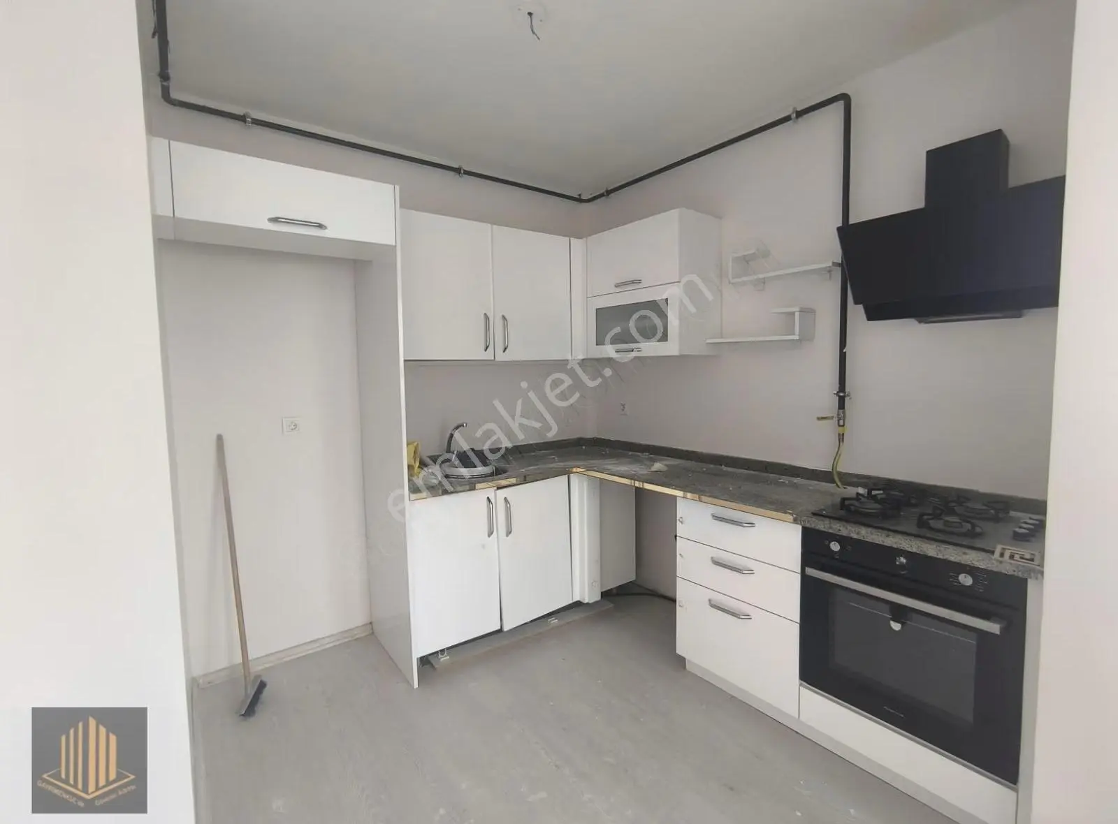 Kabasakal'da Havuzlu Güvenlikli Sitede 2+1 Kiralık Daire