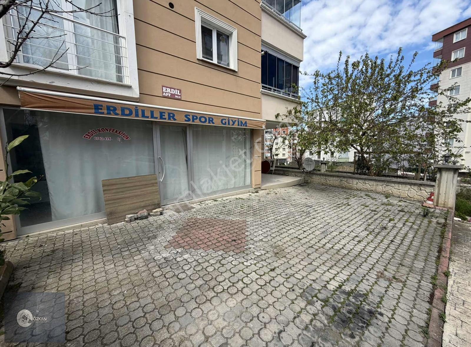 Tramvayın Bir Sokak Üstünde Geniş Dükkan