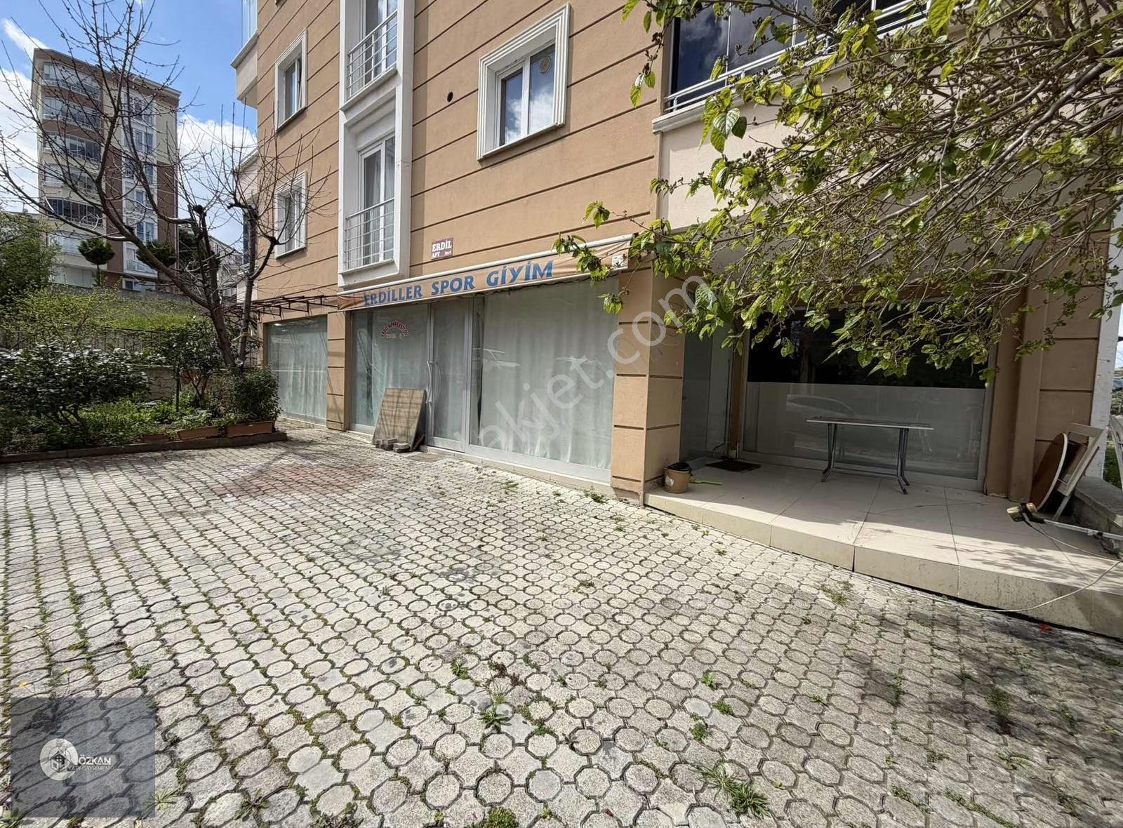 Tramvayın Bir Sokak Üstünde Geniş Dükkan - Görsel 15