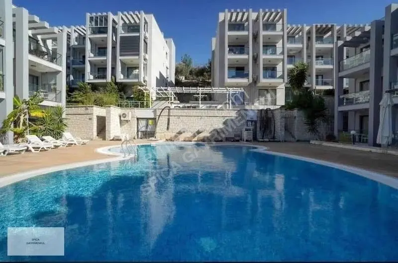 Çeşme'de 1+1 Sıfır Eşyalı Özel Tasarım Manzaralı Güvenlikli