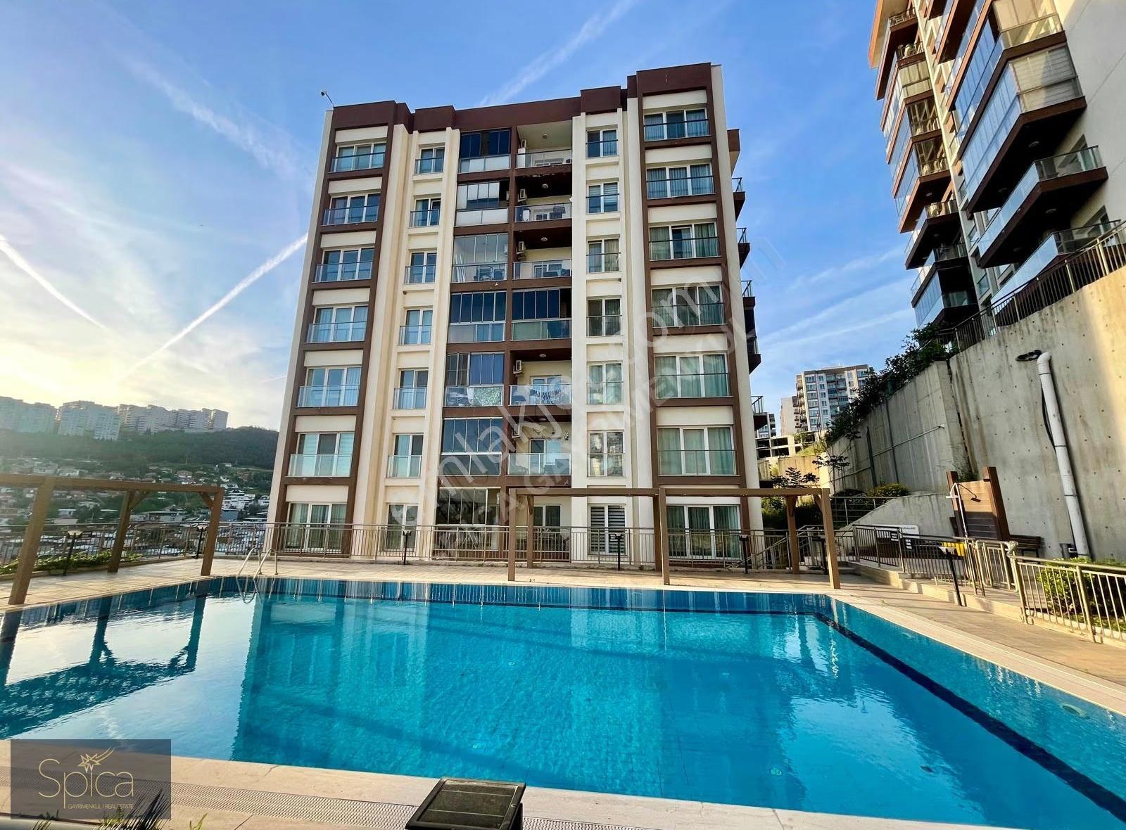 Bayraklı Havuzlu Sitede Deniz Manzaralı 3+1 Satılık Daire