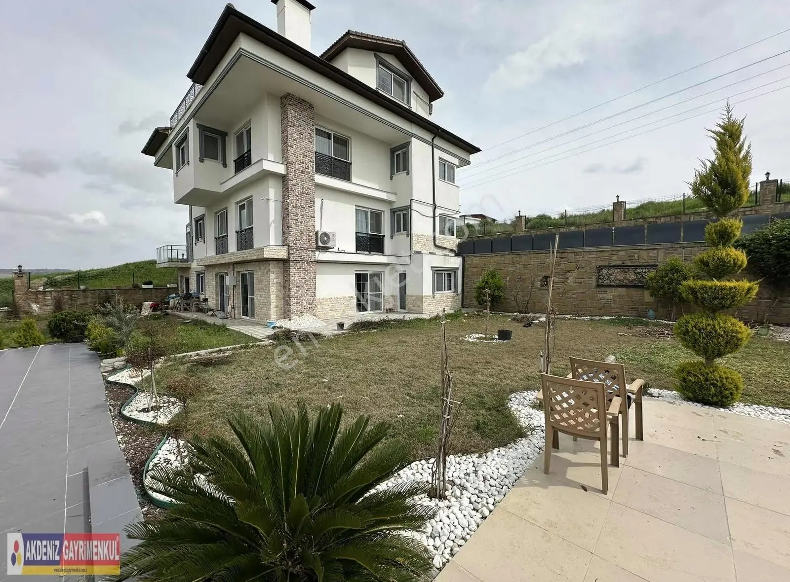 Elit Site İçerisinde Özel İşçilikli Geniş Lüks Kiralık Villa