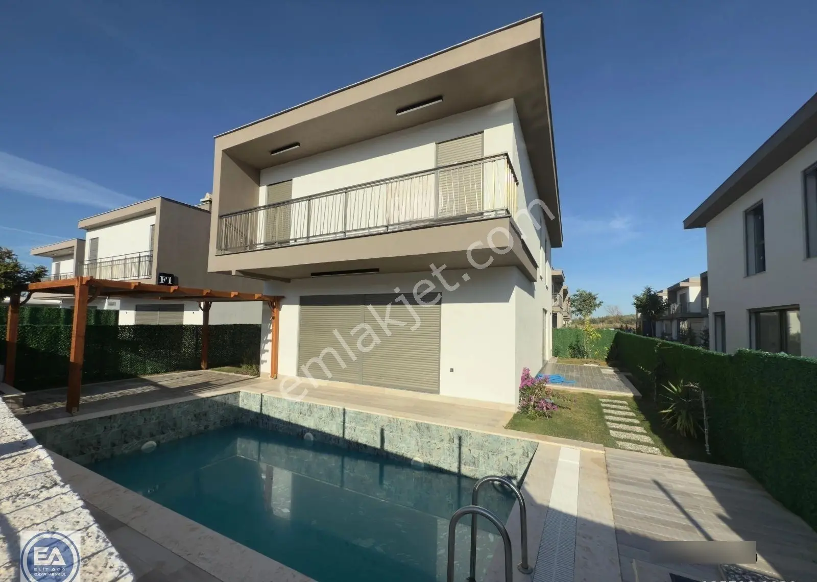 Kuşadası Davutlar Bölgesinde Satılık Müstakil Özel Havuzlu Villa