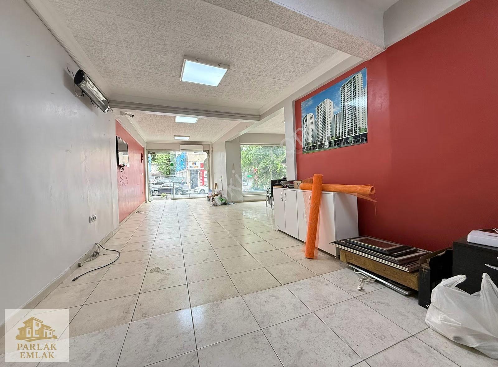 Parlak'tan Üsküdar^da İşlek Cadde Üzerinde 70m2 Kiralık Dükkan*