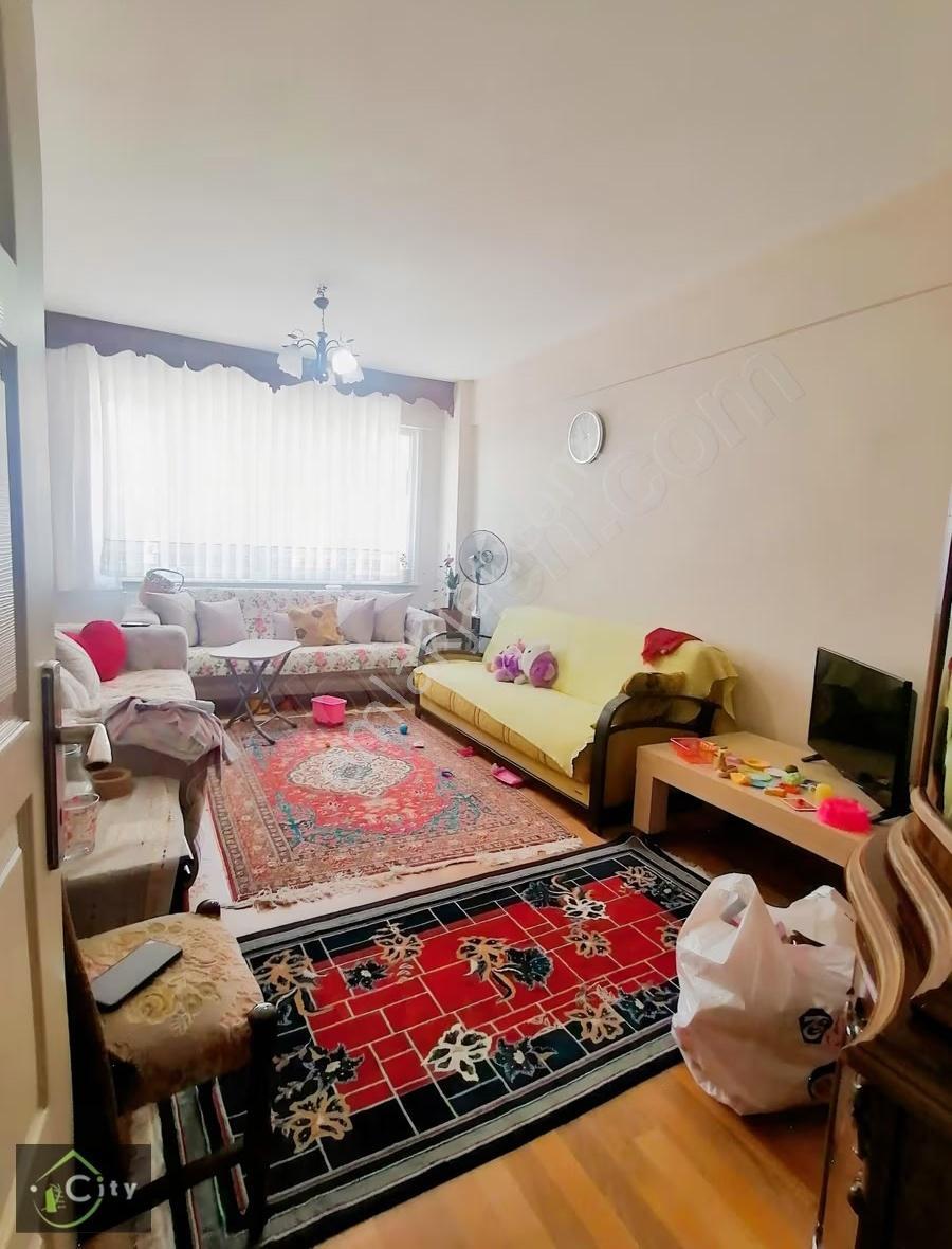 Fatih Çapa Emrullah Efendi Sokakta 2+1 . 75 M2. 2.kat Çit Cephe