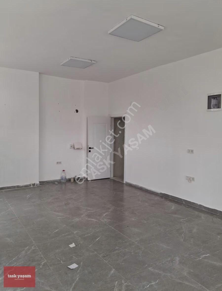 Şekerpınar Cad. Paraleli Vitrinli Yeni Kiralık Dükkan - Görsel 11