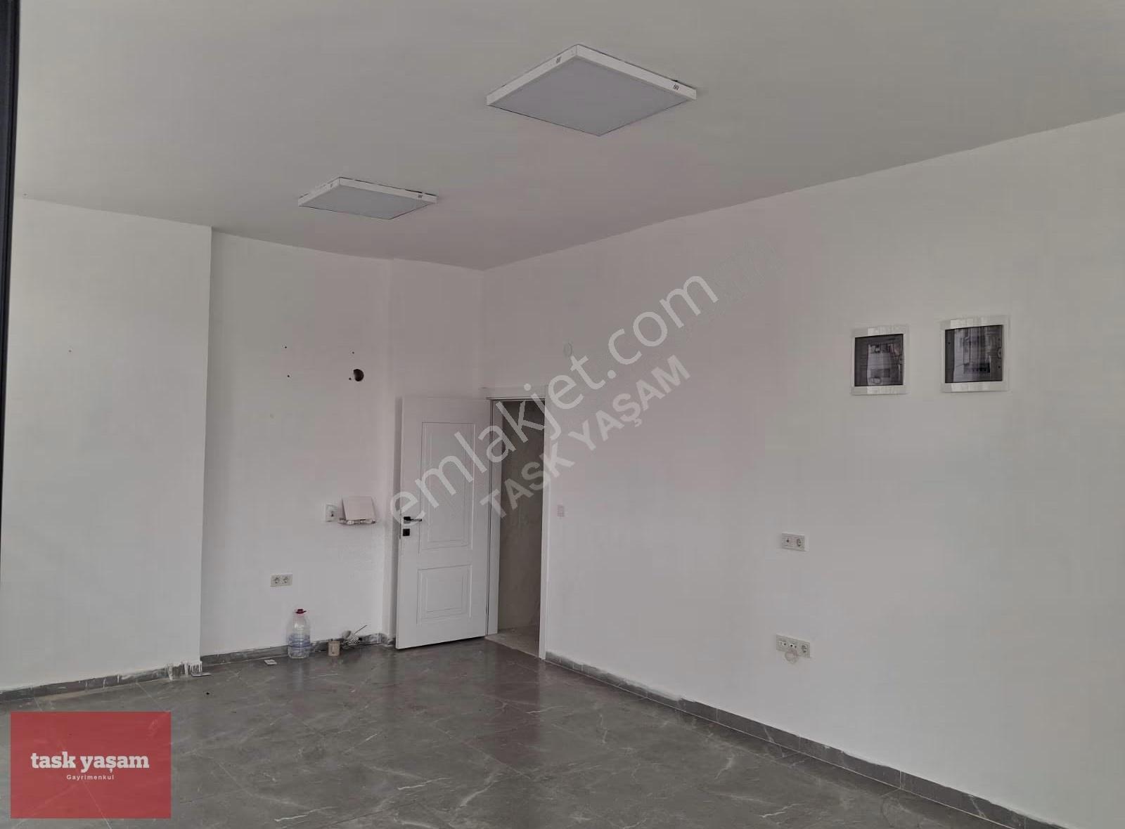 Şekerpınar Cad. Paraleli Vitrinli Yeni Kiralık Dükkan - Görsel 4