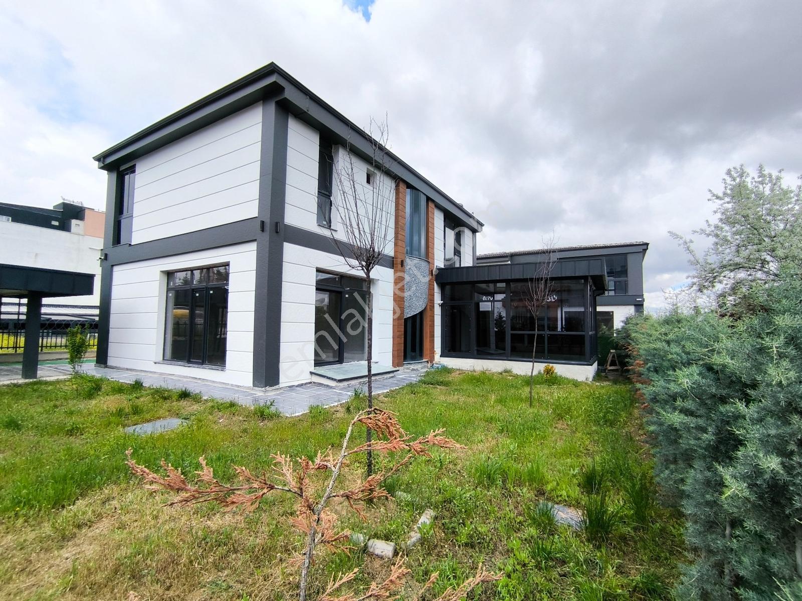 Bağlıcada Müstakil Girişli Kış Bahçeli 5+2 Sıfır Villa - Görsel 34