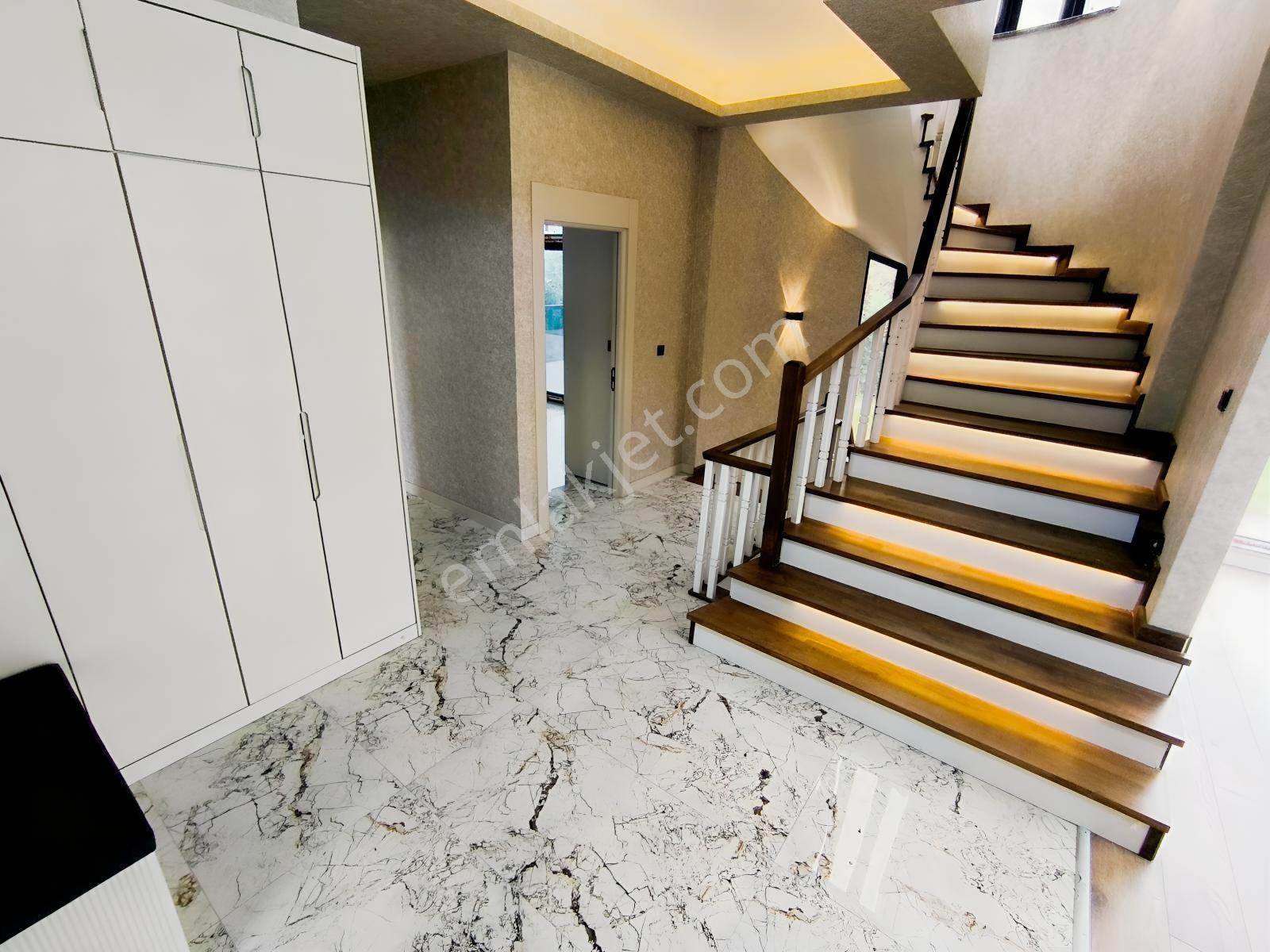 Bağlıcada Müstakil Girişli Kış Bahçeli 5+2 Sıfır Villa - Görsel 16
