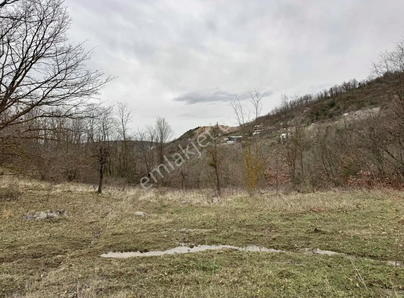 Özdemirden Satılık 672 M2 Bahçe