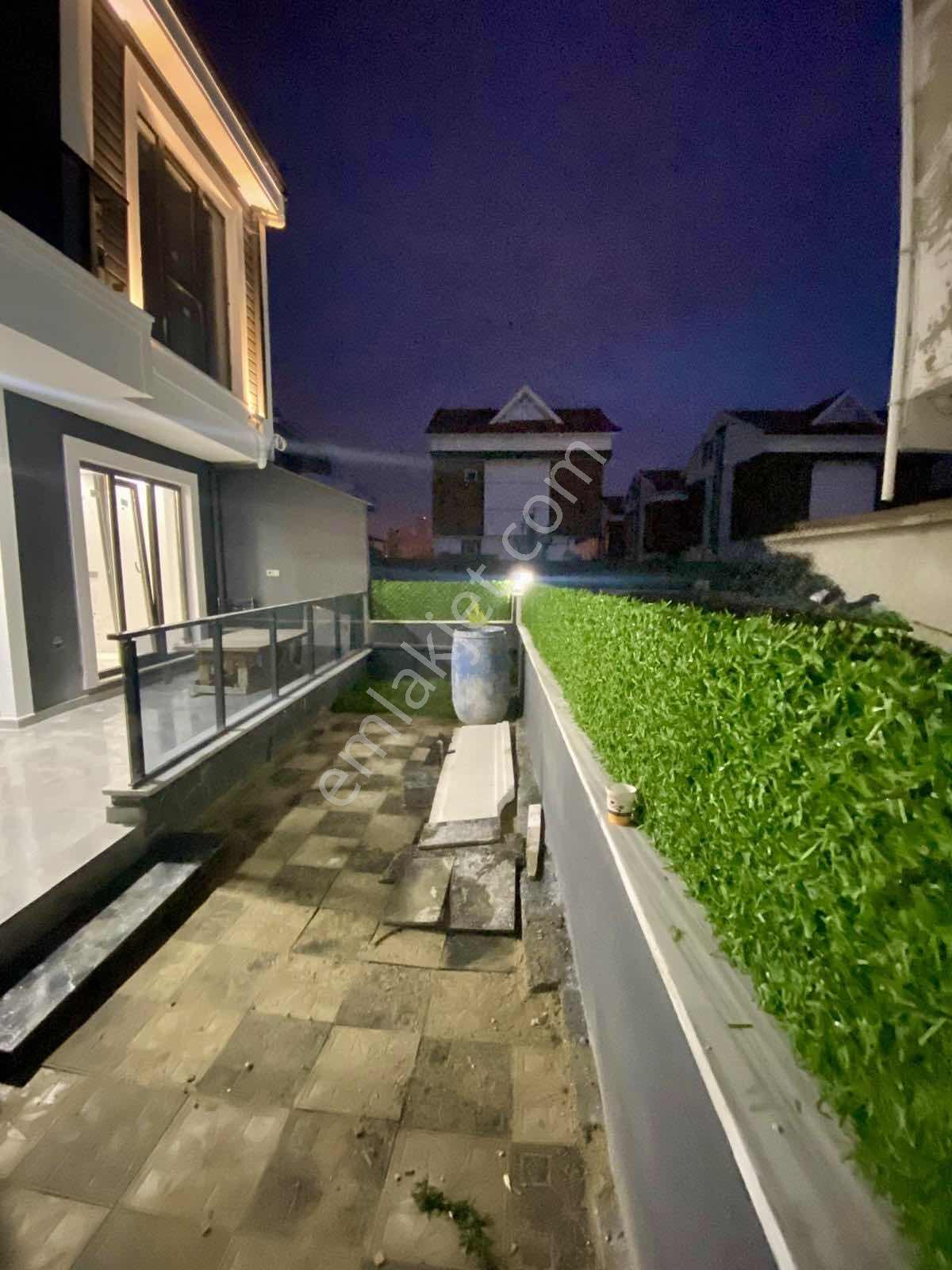 Yeniçiftlikte Sahile Yürüme Mesafesinde Lüks 3+1 Villa - Görsel 11