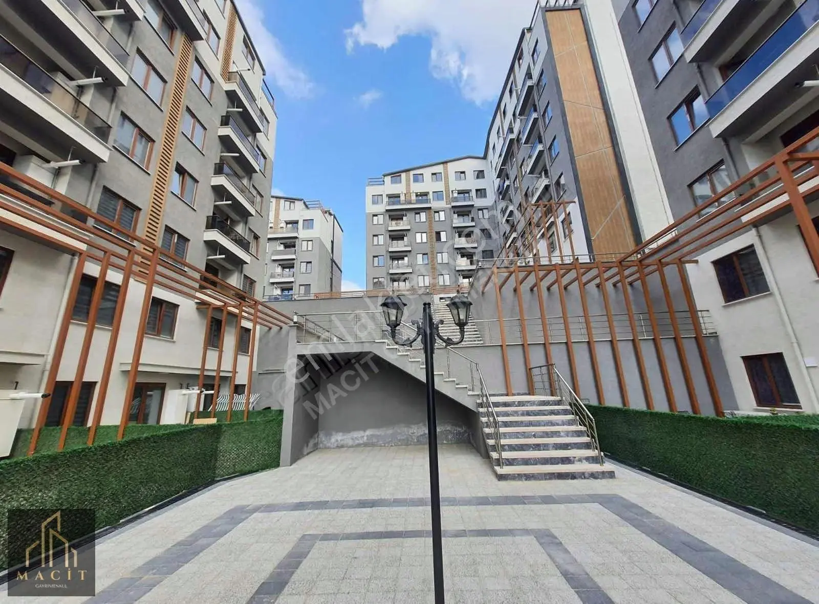Macit'den Güvenlikli Sitede 3+1 Eşyalı Satılık Daire
