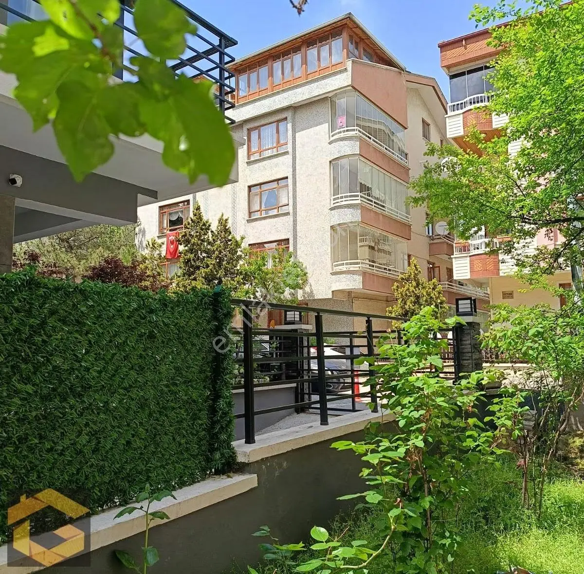 Aydınlıkevler'de Cadde Üzeri Eşyalı Kiralık 2+1