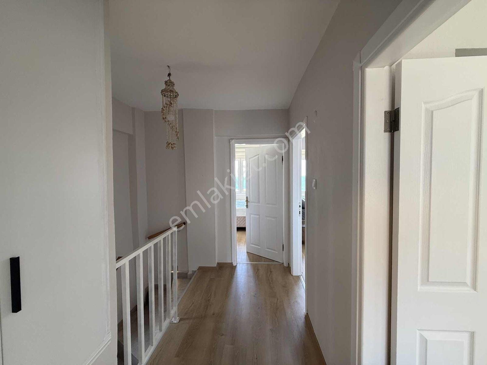 Yenifoça Da Deniz Manzaralı Satılık 3+1 Eşyalı Müstakil Villa - Görsel 11