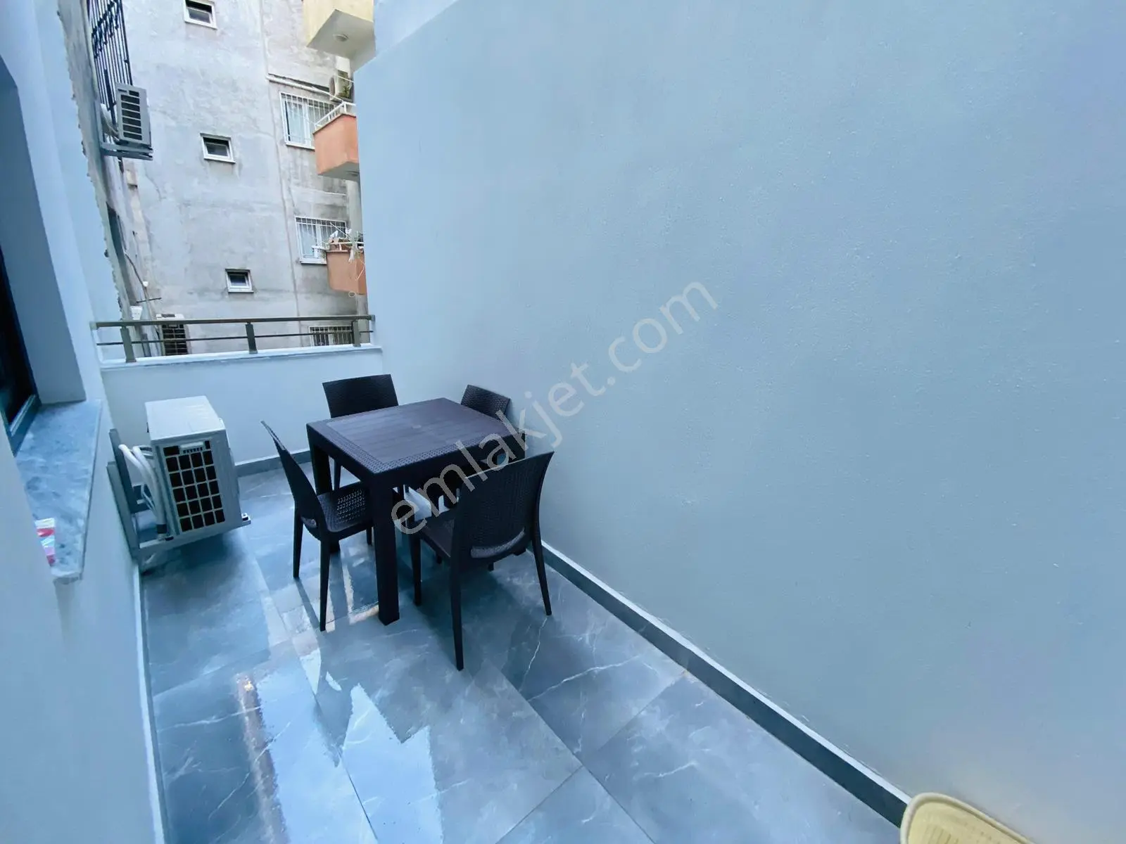 Kuşadası Merkezde Heryere Yürüyüş Mesafesinde 1+1 Kiralık Lüks Ferah Daire - Görsel 4