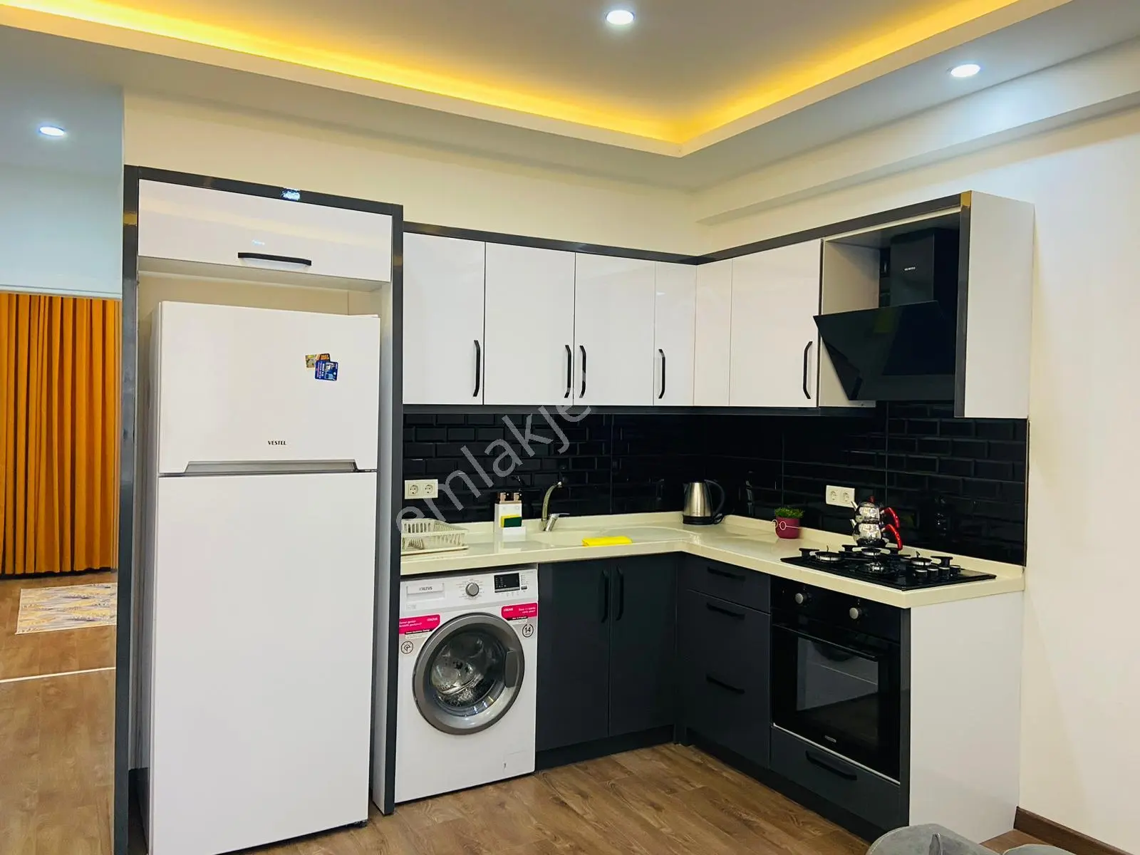 Kuşadası Merkezde Heryere Yürüyüş Mesafesinde 1+1 Kiralık Lüks Ferah Daire - Görsel 5