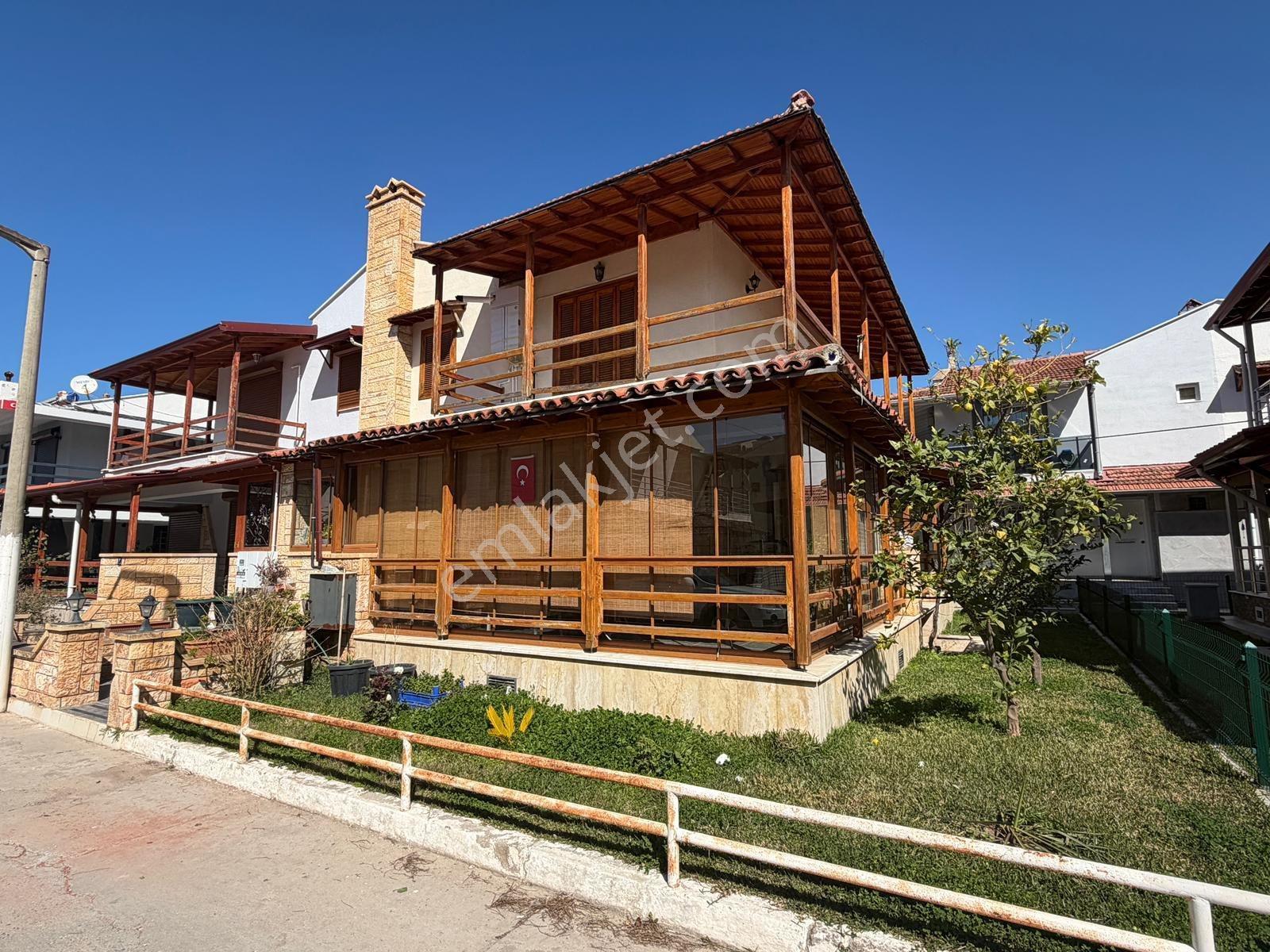 Kuşadası Longbeach Te Denize 100 Metre 3+1 Bitişik Nizam Yazlık