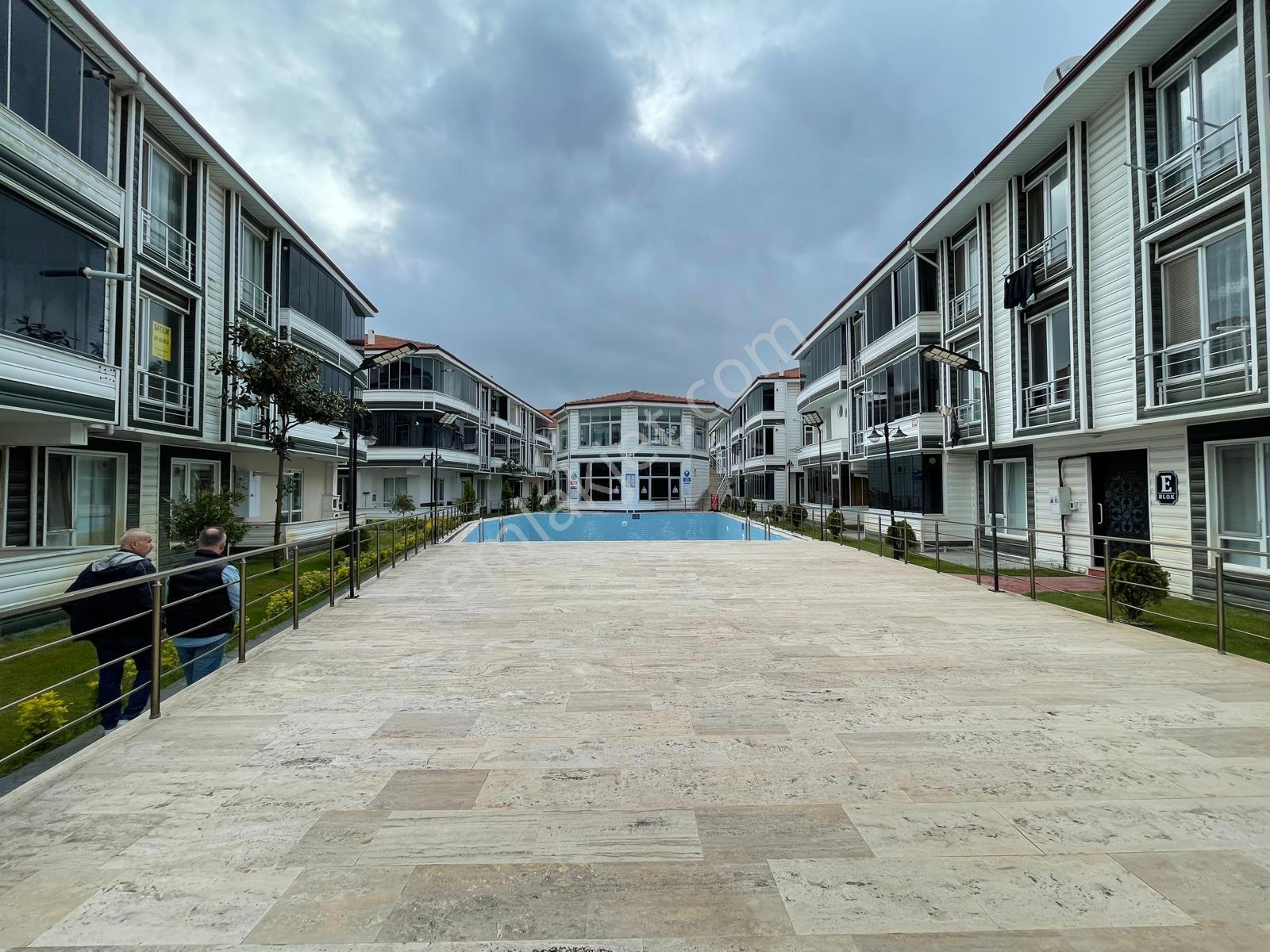 Karasu Yeni Mahallede Havuzlu Sitede Giriş Kat Ön Ceph 1+1 Daire - Görsel 4