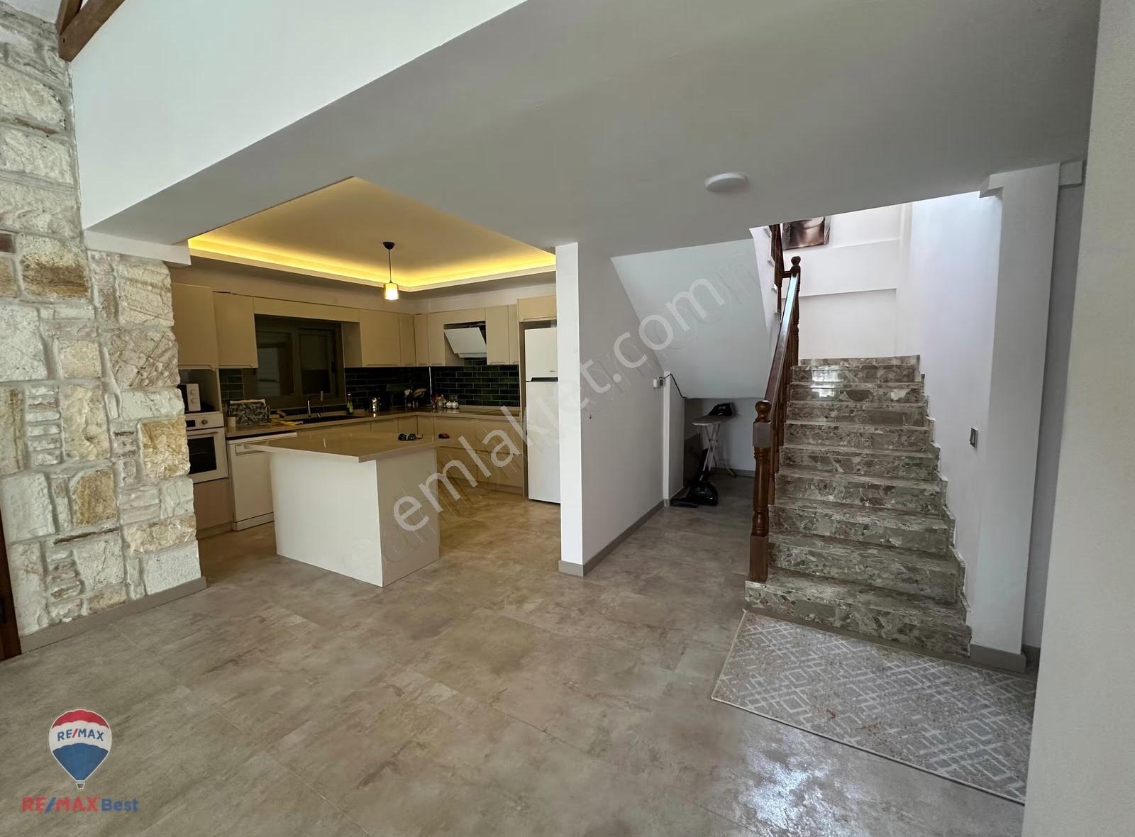 34 Remax Bestten Foçaköyde Satılık Müstakil Havuzlu 3+1 Villa - Görsel 33