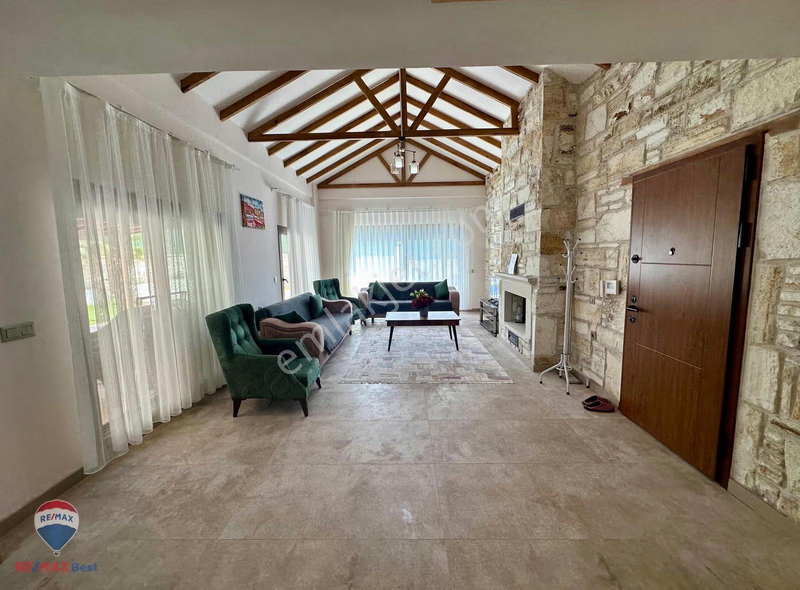 34 Remax Bestten Foçaköyde Satılık Müstakil Havuzlu 3+1 Villa - Görsel 26