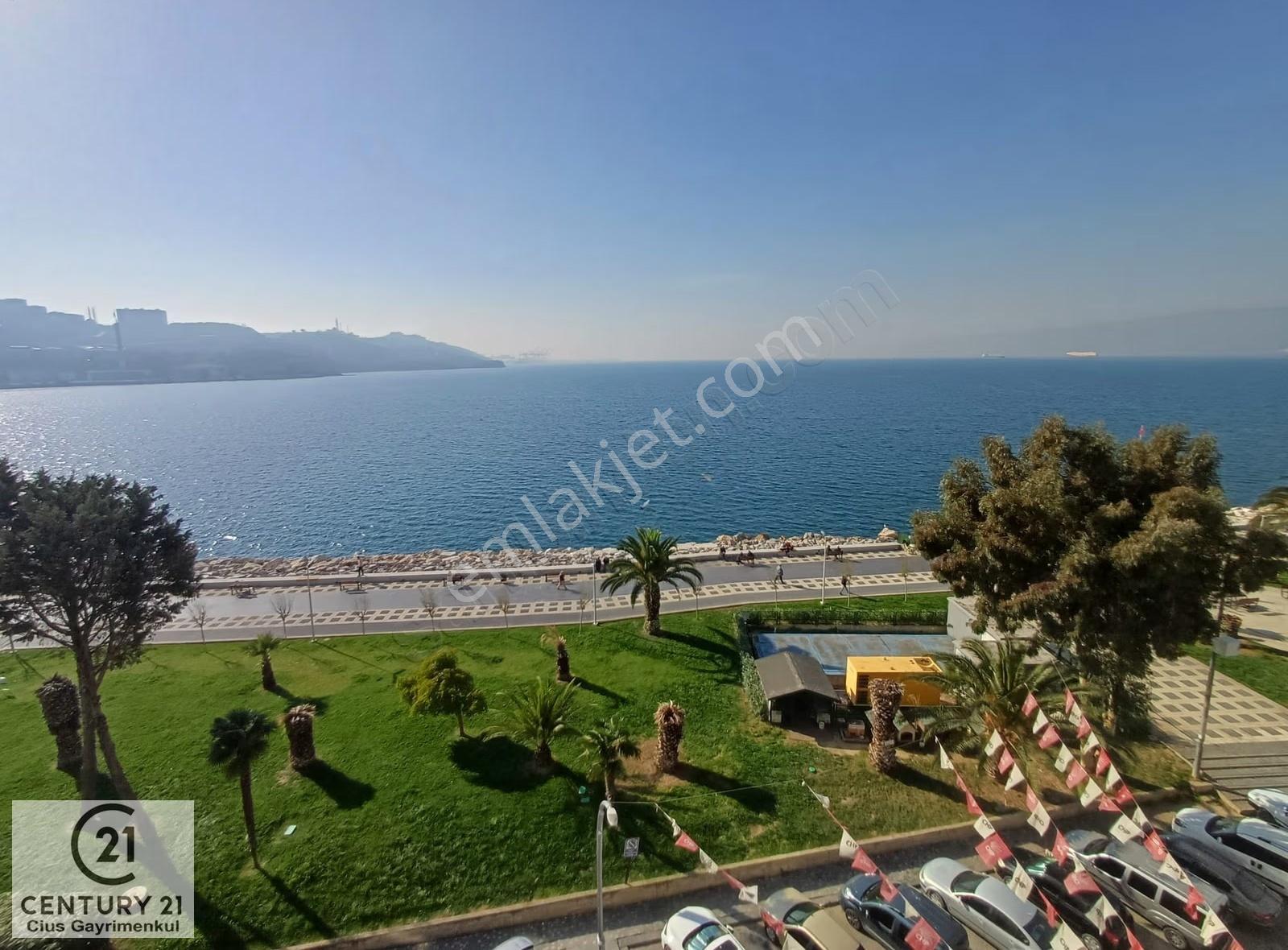 C21 Cius; Sahilde Panoramik Deniz Manzaralı 3+1 Daire