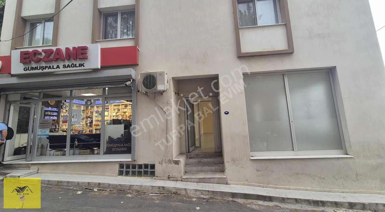 Bayraklı'da Satılık 75m² Köşe Başı Dükkan