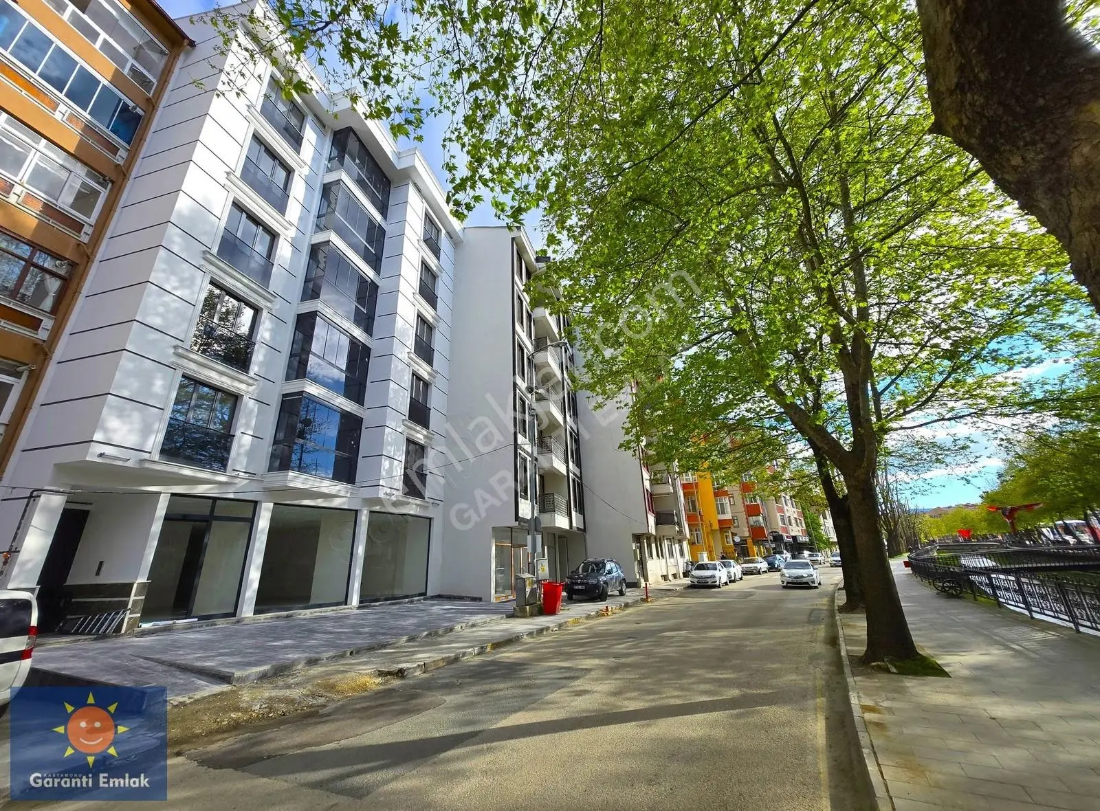 Garanti Emlak'tan Merkezde Ana Cadde Üzeri 350 M² Kiralık Dükkan - Görsel 2