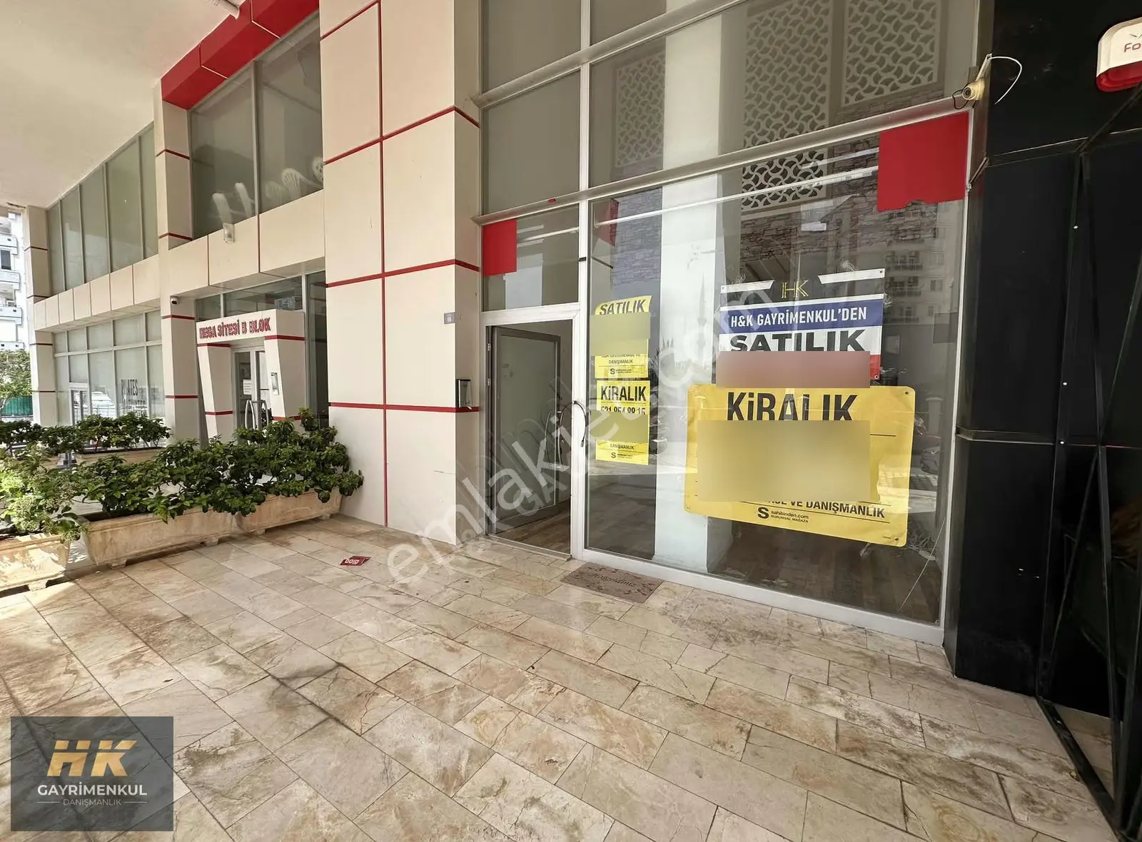 Uluç Mah. Mega Sitesi'nde 3 Katlı, 155m² Satılık Dükkan