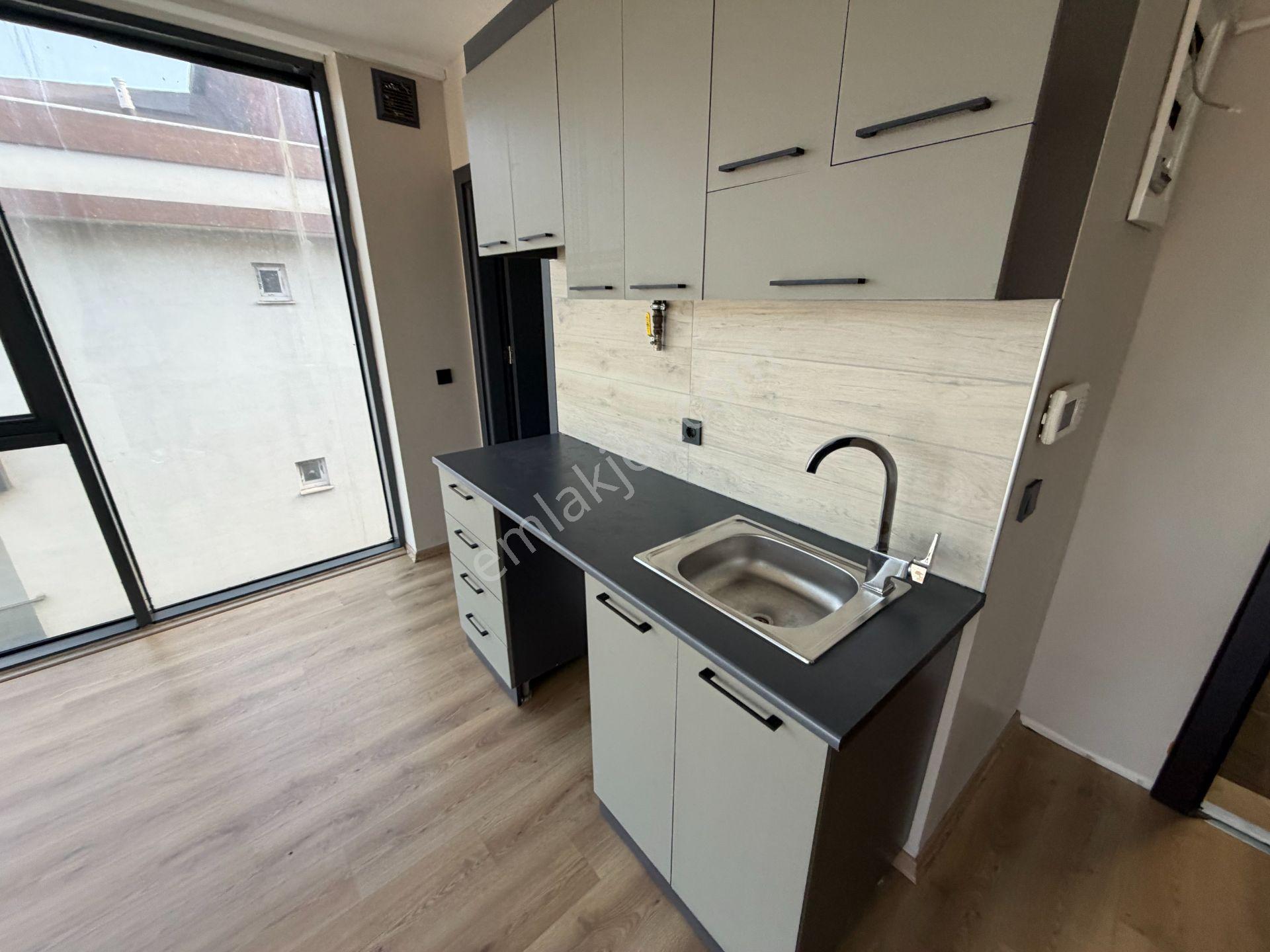 Sancaktepe Panasonic Yanı 8 Yıllık Plazada 5.kat 1+1 Kiralık Ofis - Görsel 21