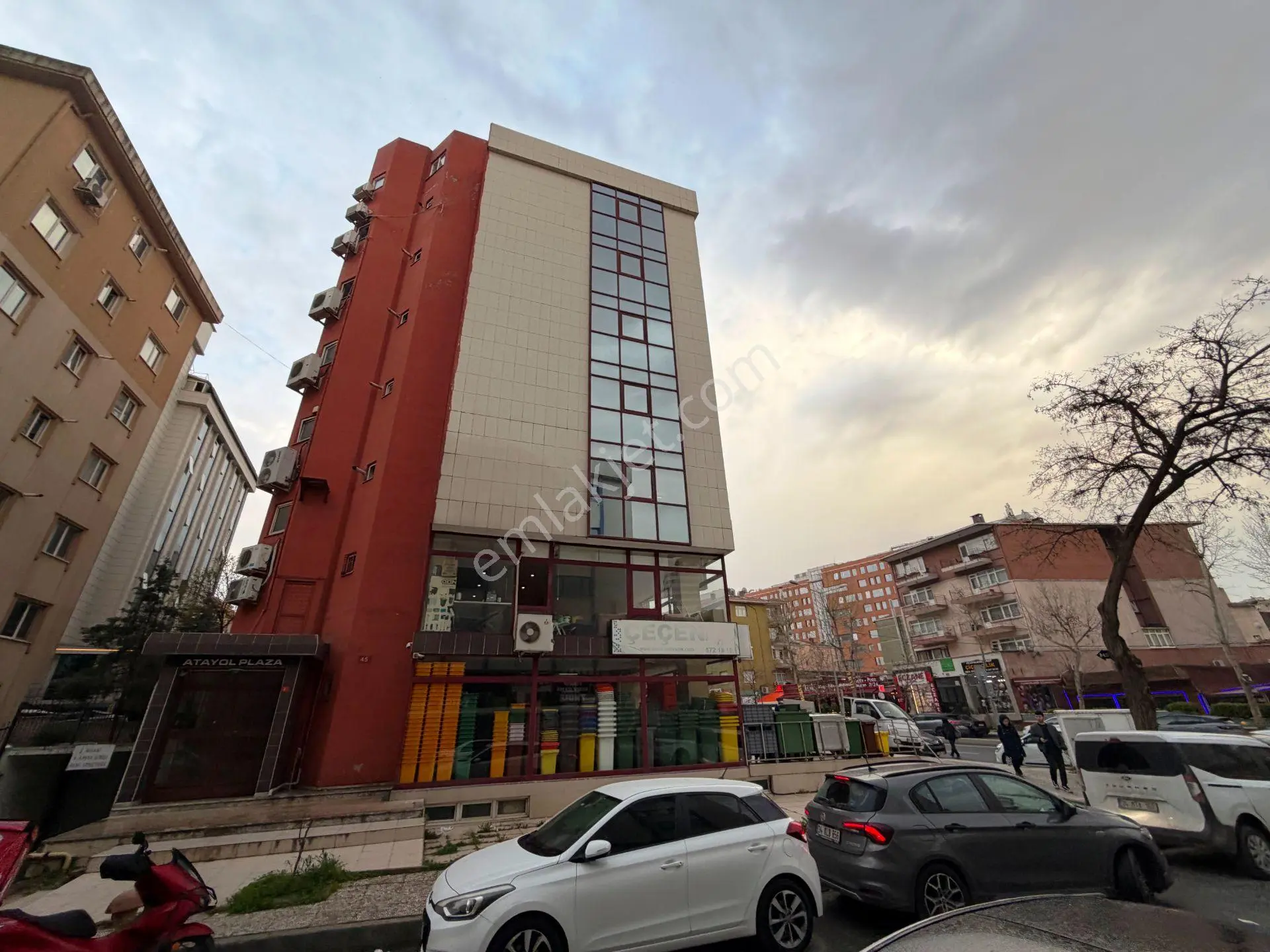 Ataşehir Acıbadem Üniv.karşısı 3.kat 180m2 Satılık İşhanı Katı