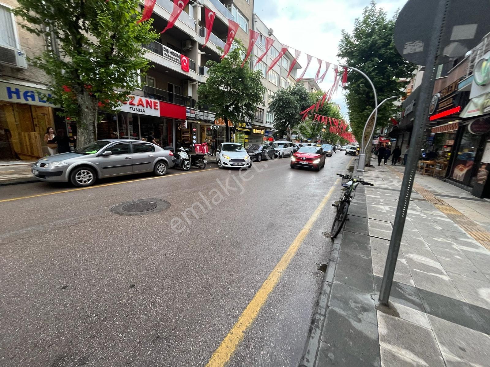 3+1 Arakat (oldukça Geniş Kullanışlı)şehrin Göbeğinde Kiralık - Görsel 21
