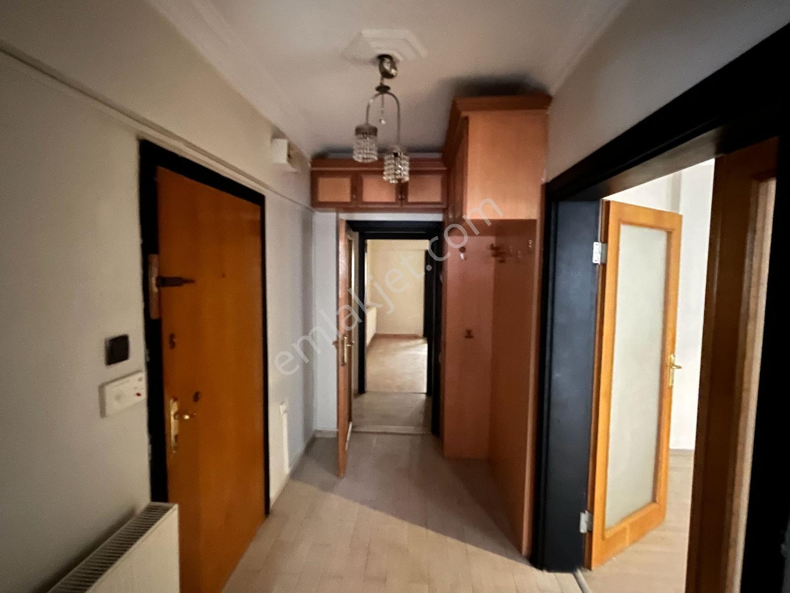 3+1 Arakat (oldukça Geniş Kullanışlı)şehrin Göbeğinde Kiralık - Görsel 17