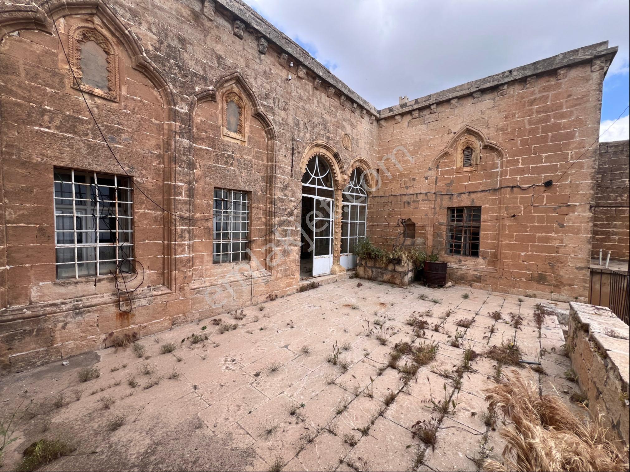 Murat Emlaktan Eşsiz Eski Mardin Manzaralı Geniş Teraslı Konağımız Satılıktır
