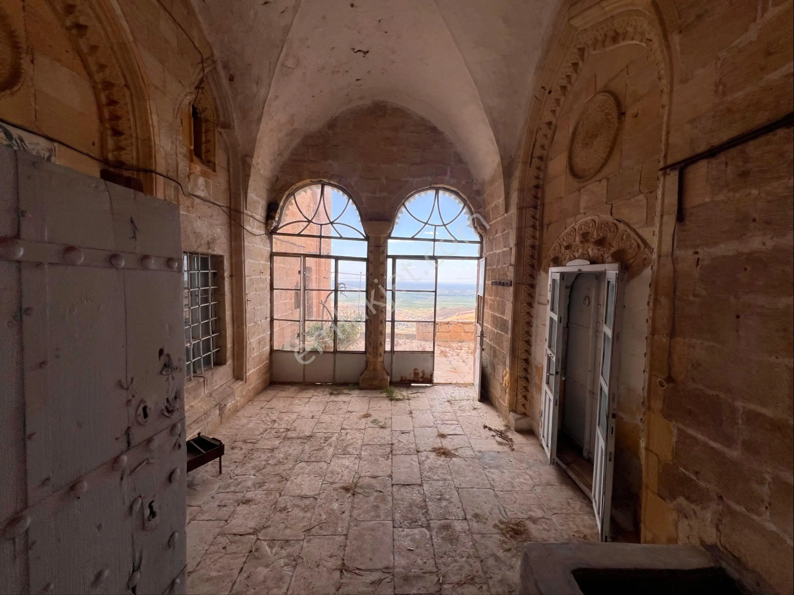 Murat Emlaktan Eşsiz Eski Mardin Manzaralı Geniş Teraslı Konağımız Satılıktır - Görsel 2