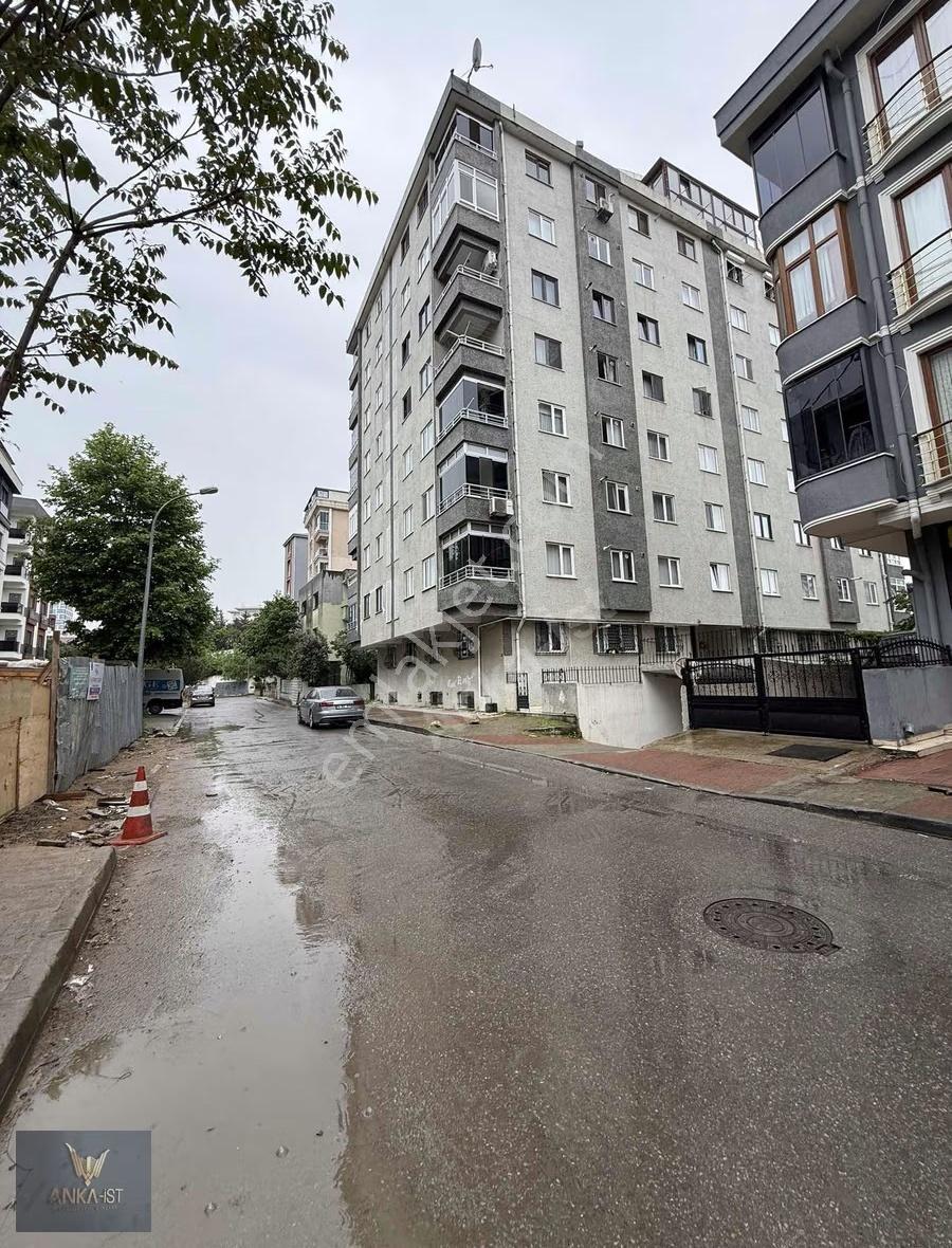 Kartal Esentepe Mahallesinde Satılık 3+1 Ara Kat Daire