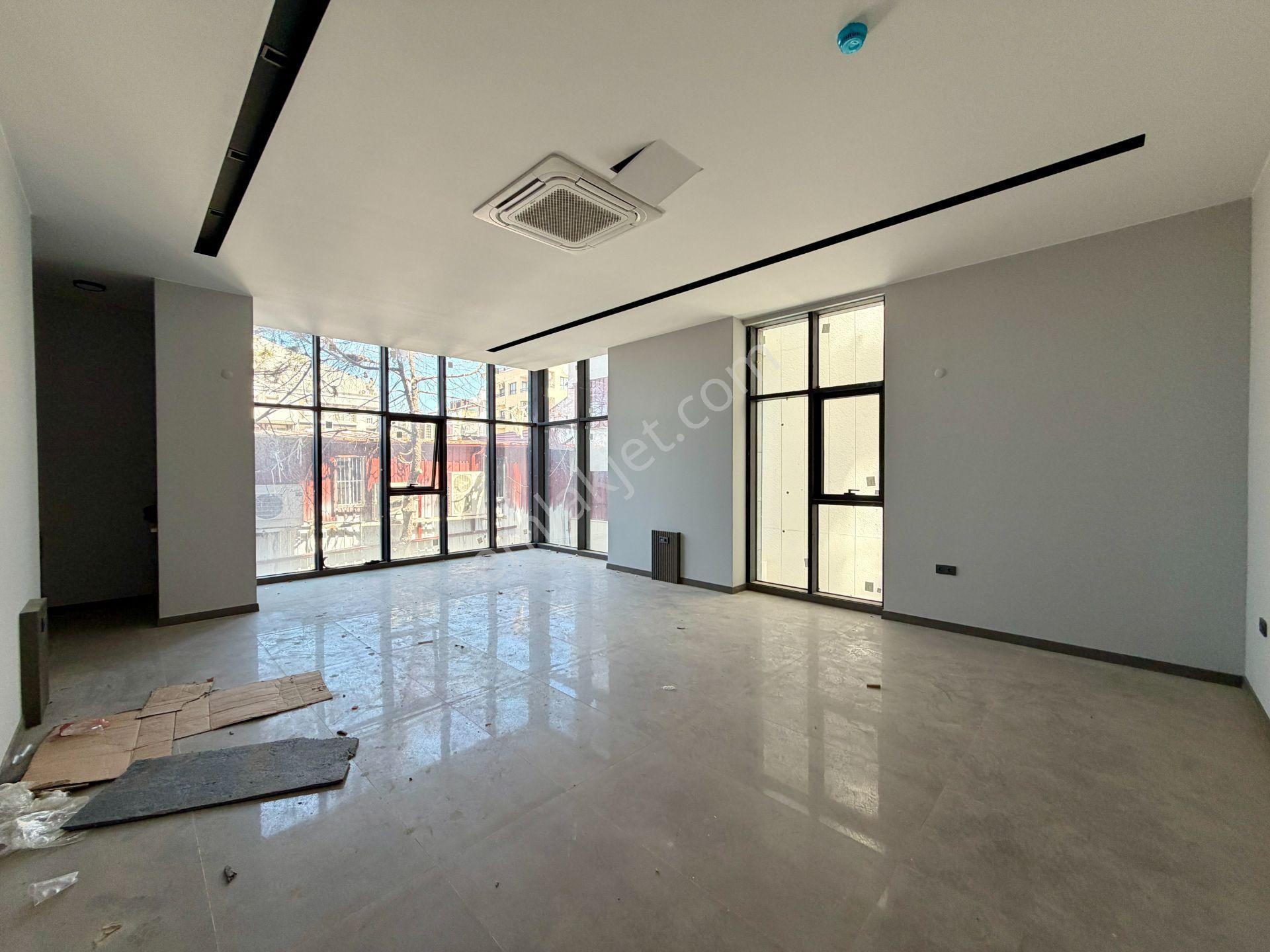 Kuşadası Merkez Ana Cadde Üzerınde 46 M² Kıralık Ofıs