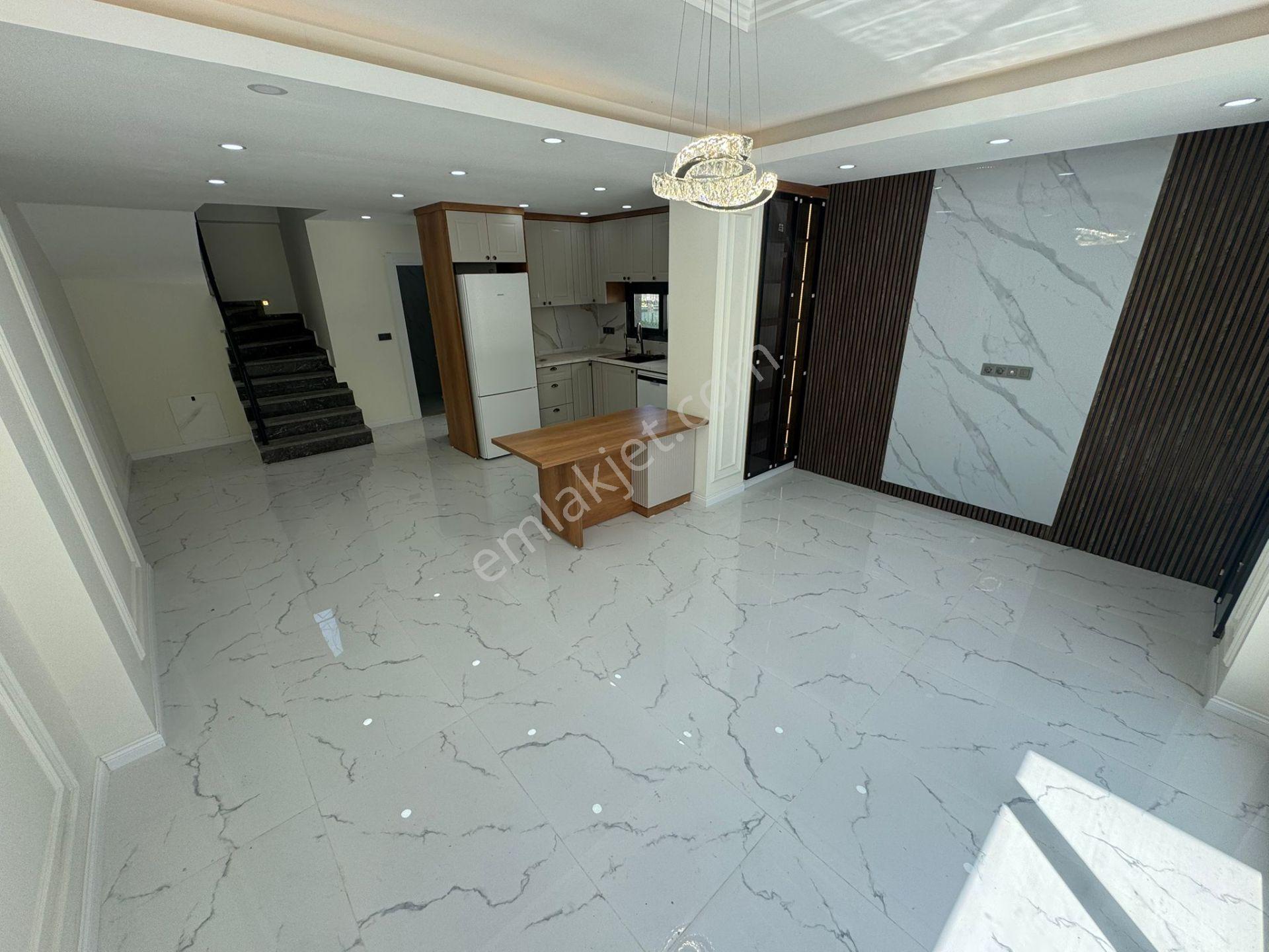 Altınoluk İlkbahar Dan Denize Çok Yakın 4+1 Teraslı Bahçeli Villa - Görsel 18