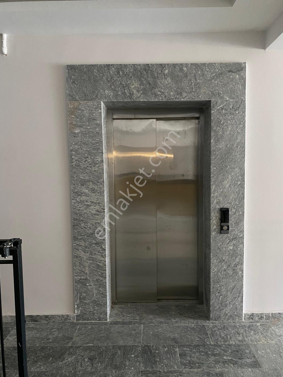 Kuşadası Kadınlardenizi Mahallesinde 3 Katlı Yatay Mimarili Havuzlu Sitede Satılık 1+1 Sıfır Daire - Görsel 26