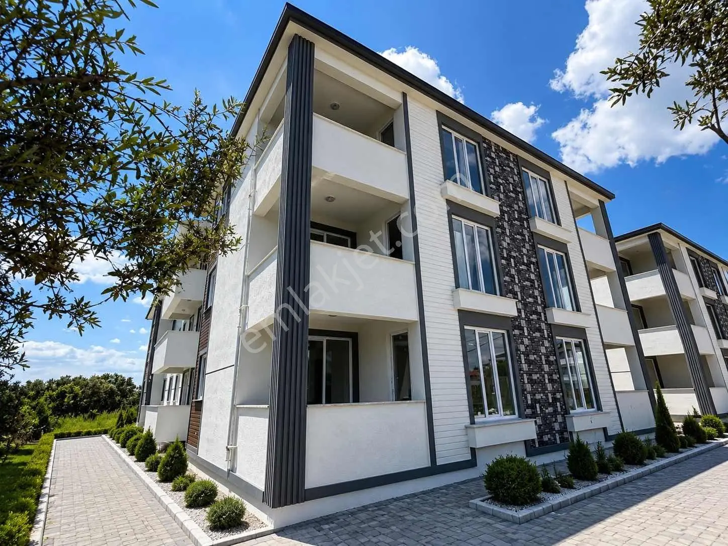 Site İçerisinde Çift Cephe 2+1 Ferah Daire