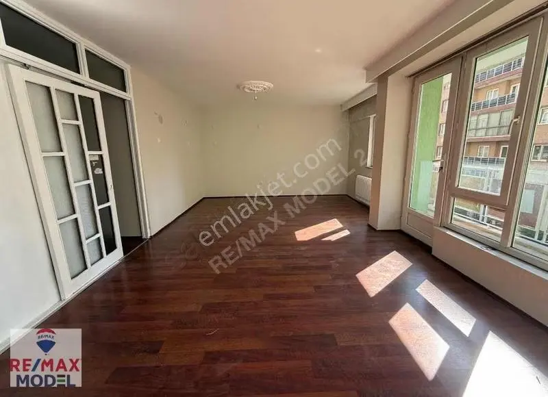 Remax Model Den Lise Caddesinde Kiralık Ara Kat Geniş Daire