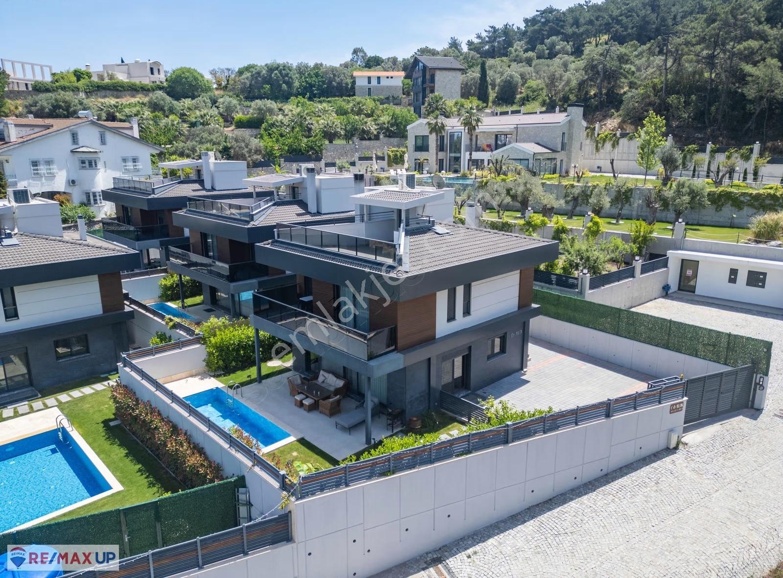 Urla Denizli Mahallesinde 5+1 Müstakil Havuzlu Satılık Villa
