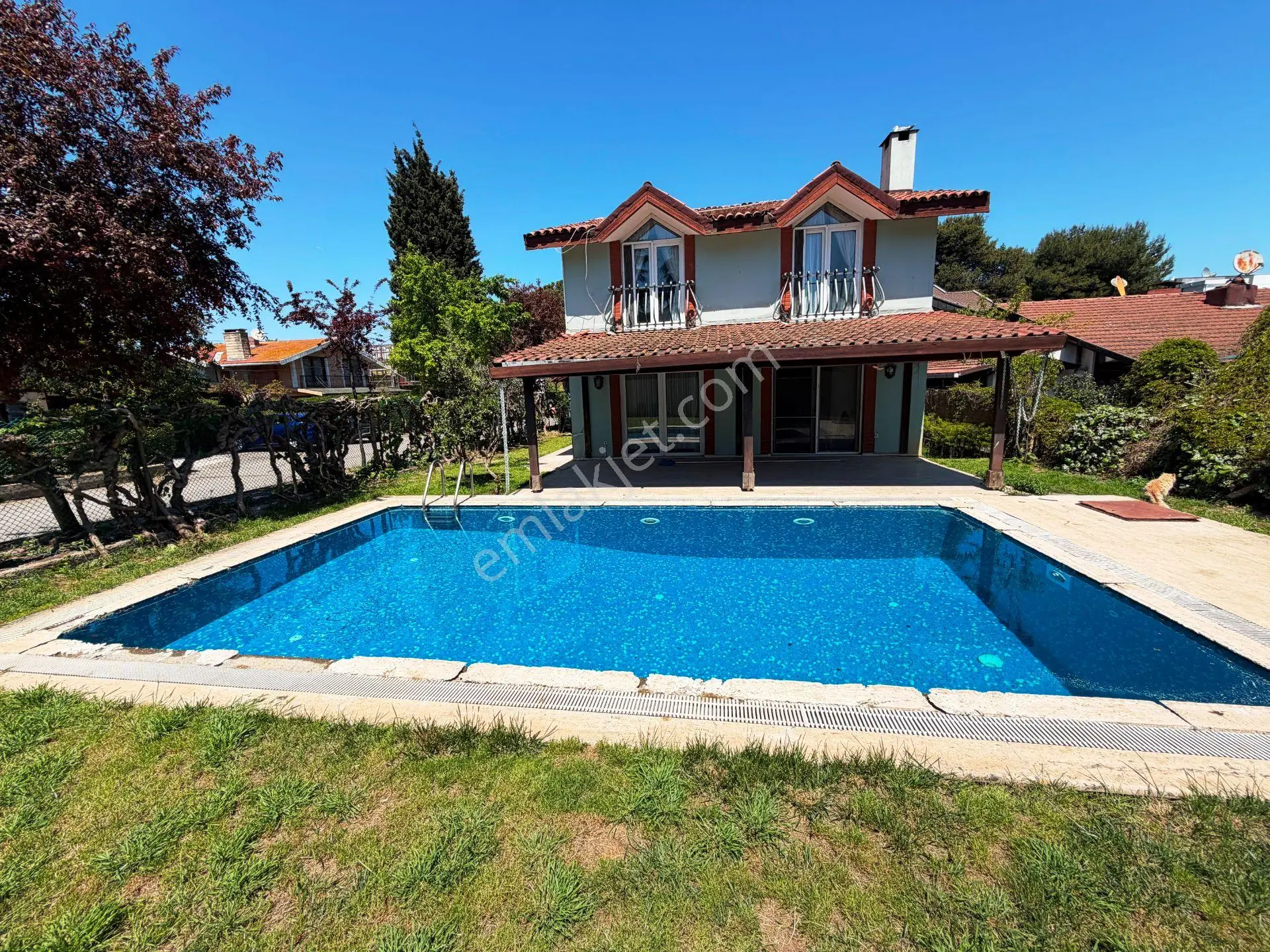 Tuzla Sahil 300m2 Bahçeli Havuzlu Şömineli Triplex Satılık Villa