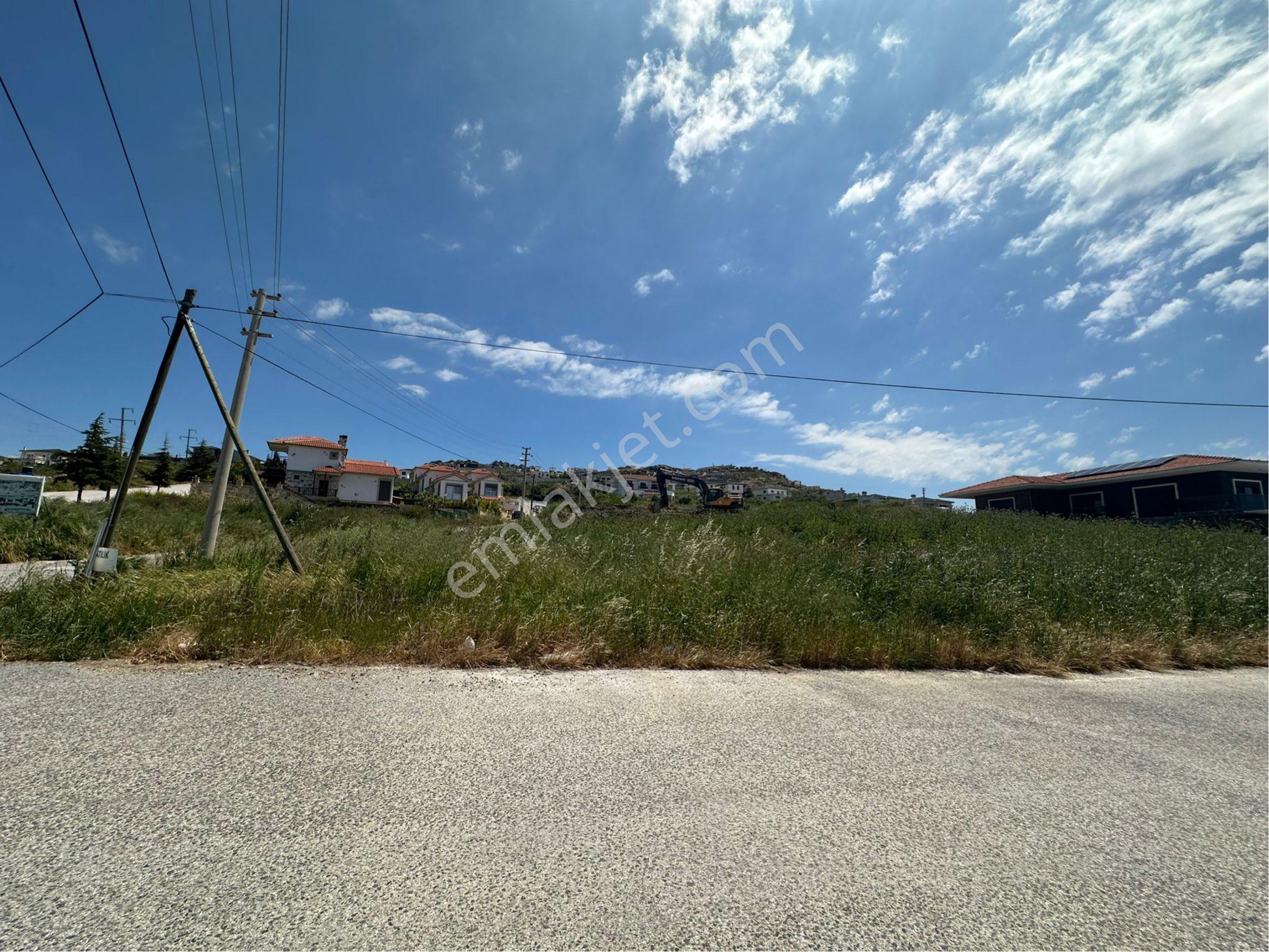Foça’da Yatırımlık Ve İnşaata Hazır Köşe Parsel Satılık Arsa