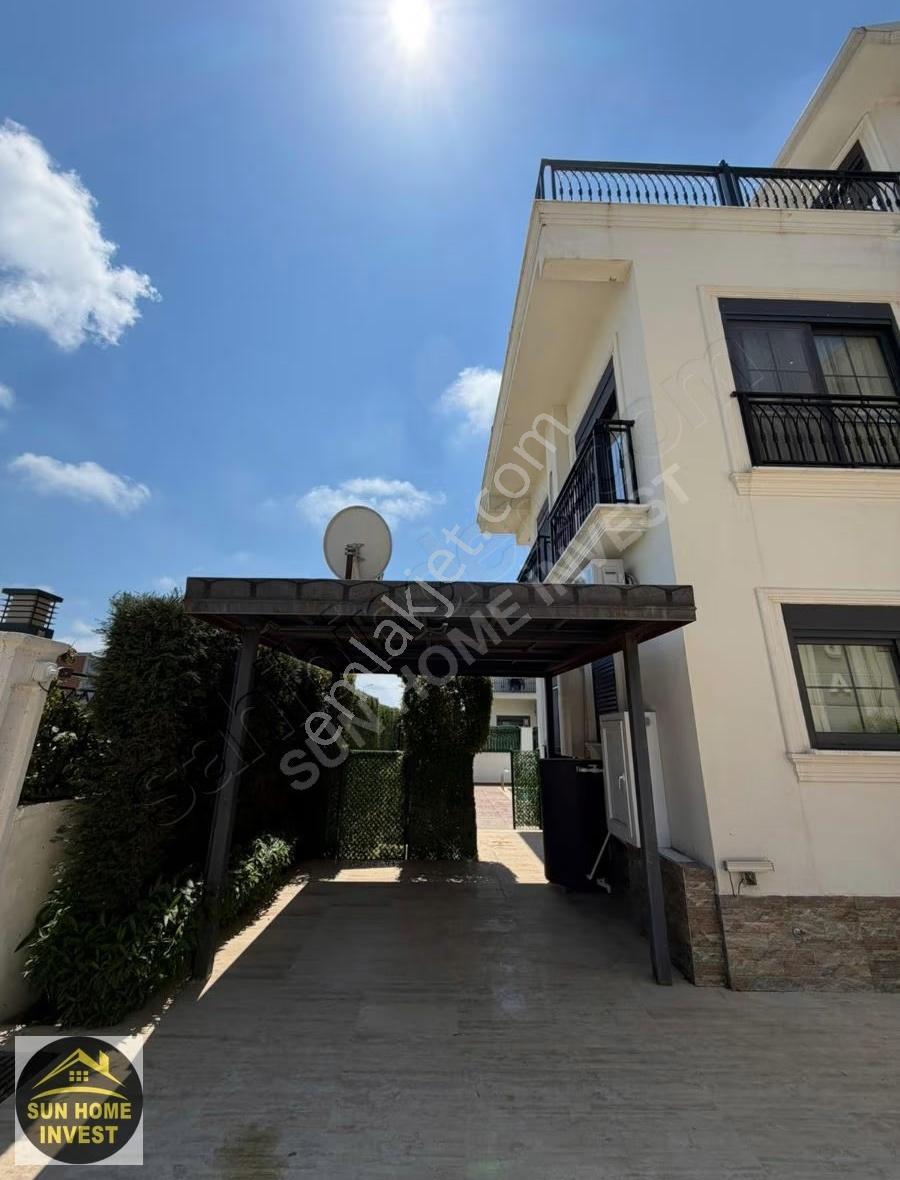 Lüks 3 Katlı Eşyalı Satılık Villa