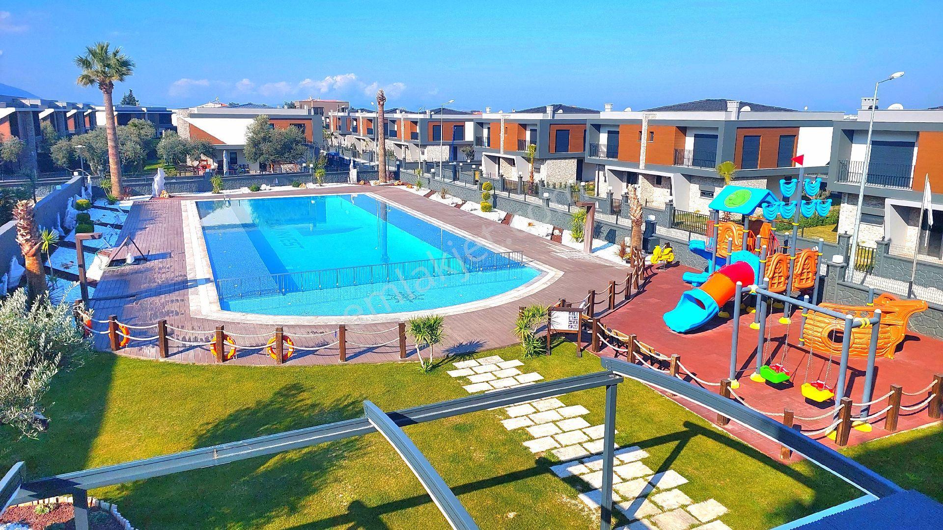 Kuşadasında Havuzlu Sitede Özel Otoparklı Geniş Bahçeli Villa - Görsel 28